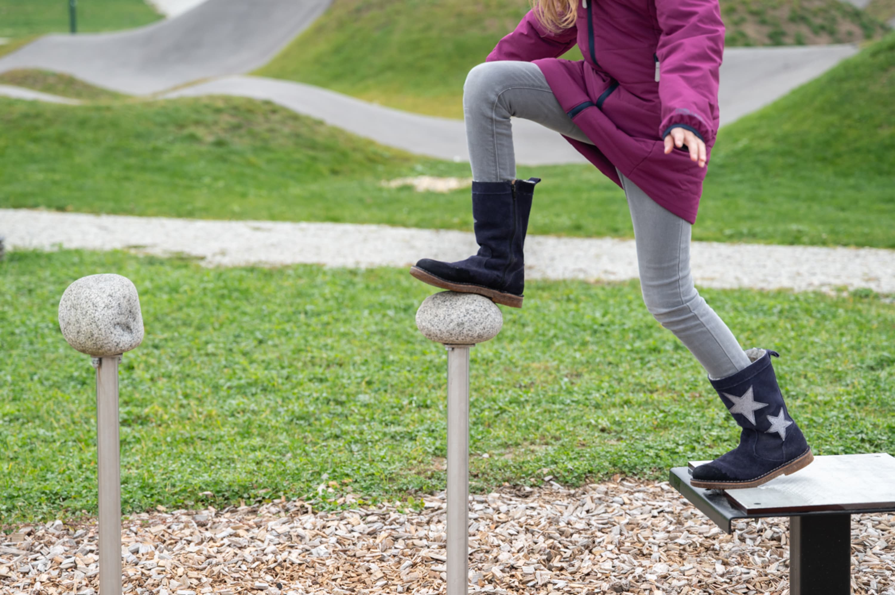 Motorikpark in Stegersbach, Kind auf Balancierstation