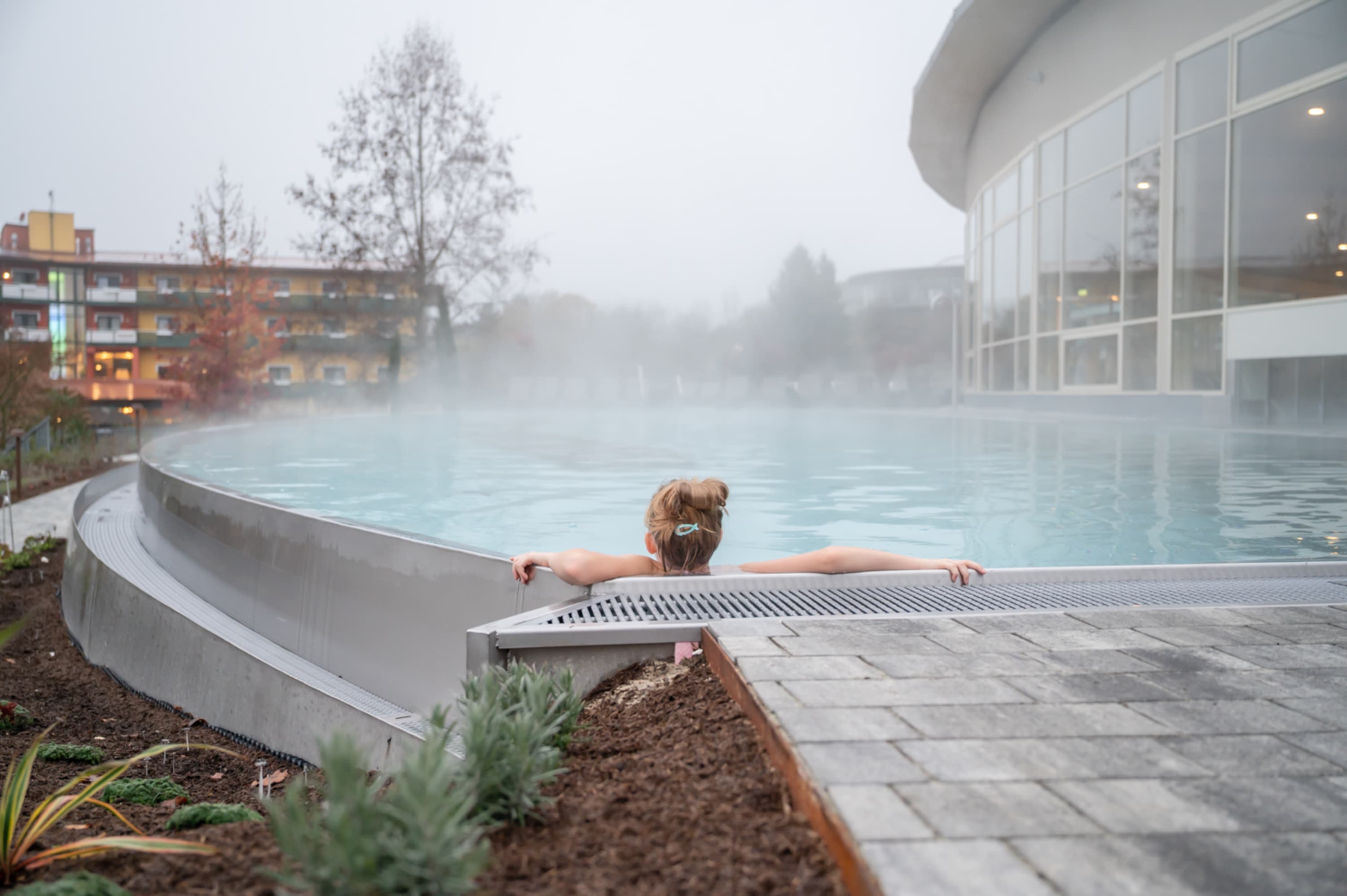 Im Infinitypool der Therme Stegersbach, Familienurlaub im Herbst