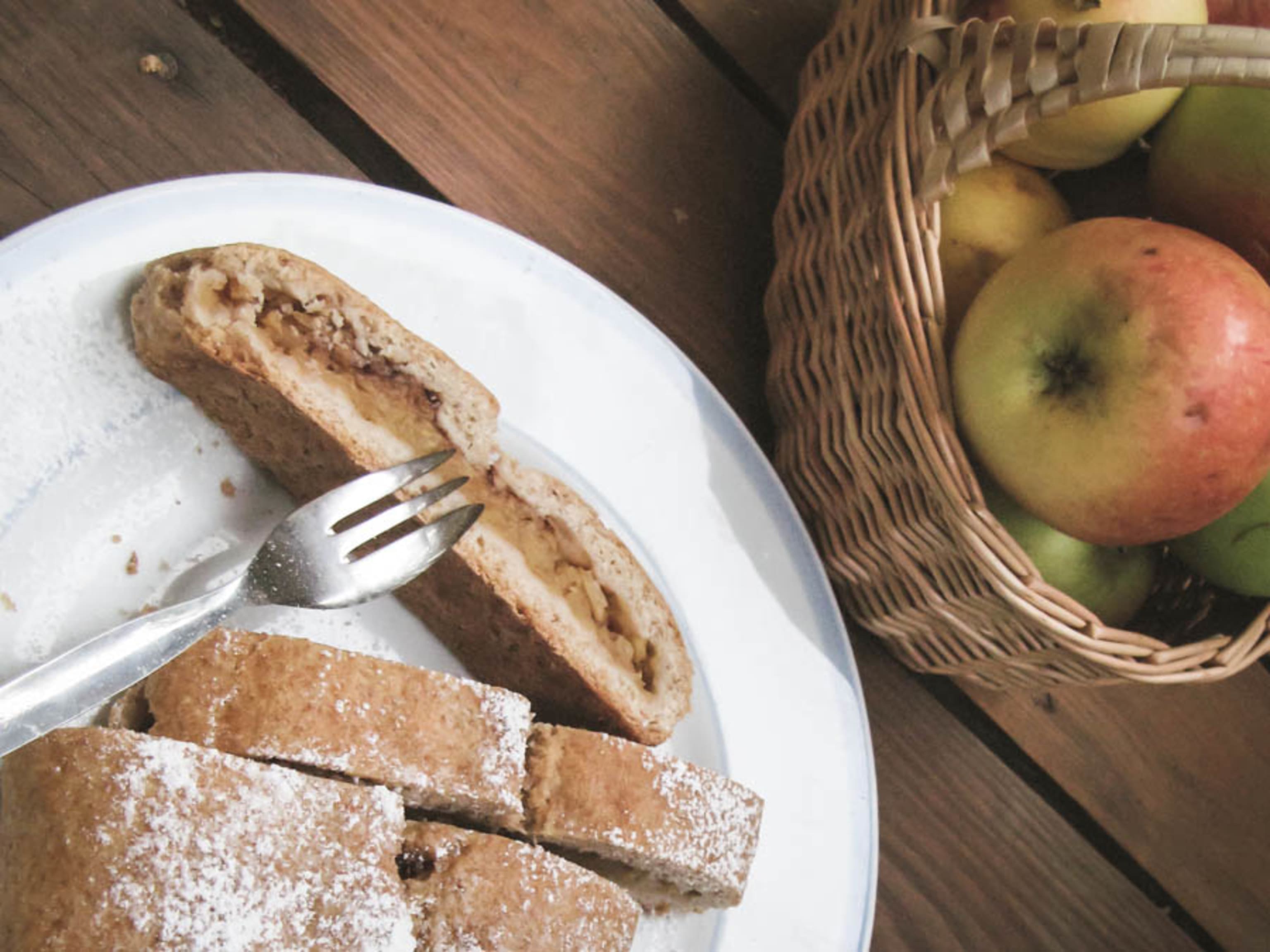 mürber Apfelstrudel, aufgeschnitten