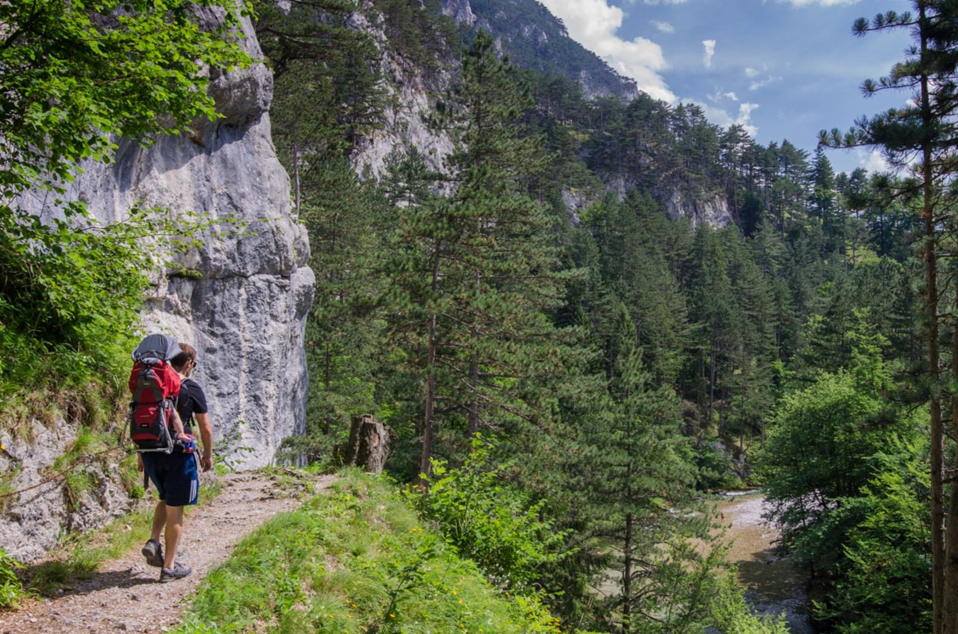 Wanderer am 1. Wiener Wasserleitungsweg durchs Höllentahl