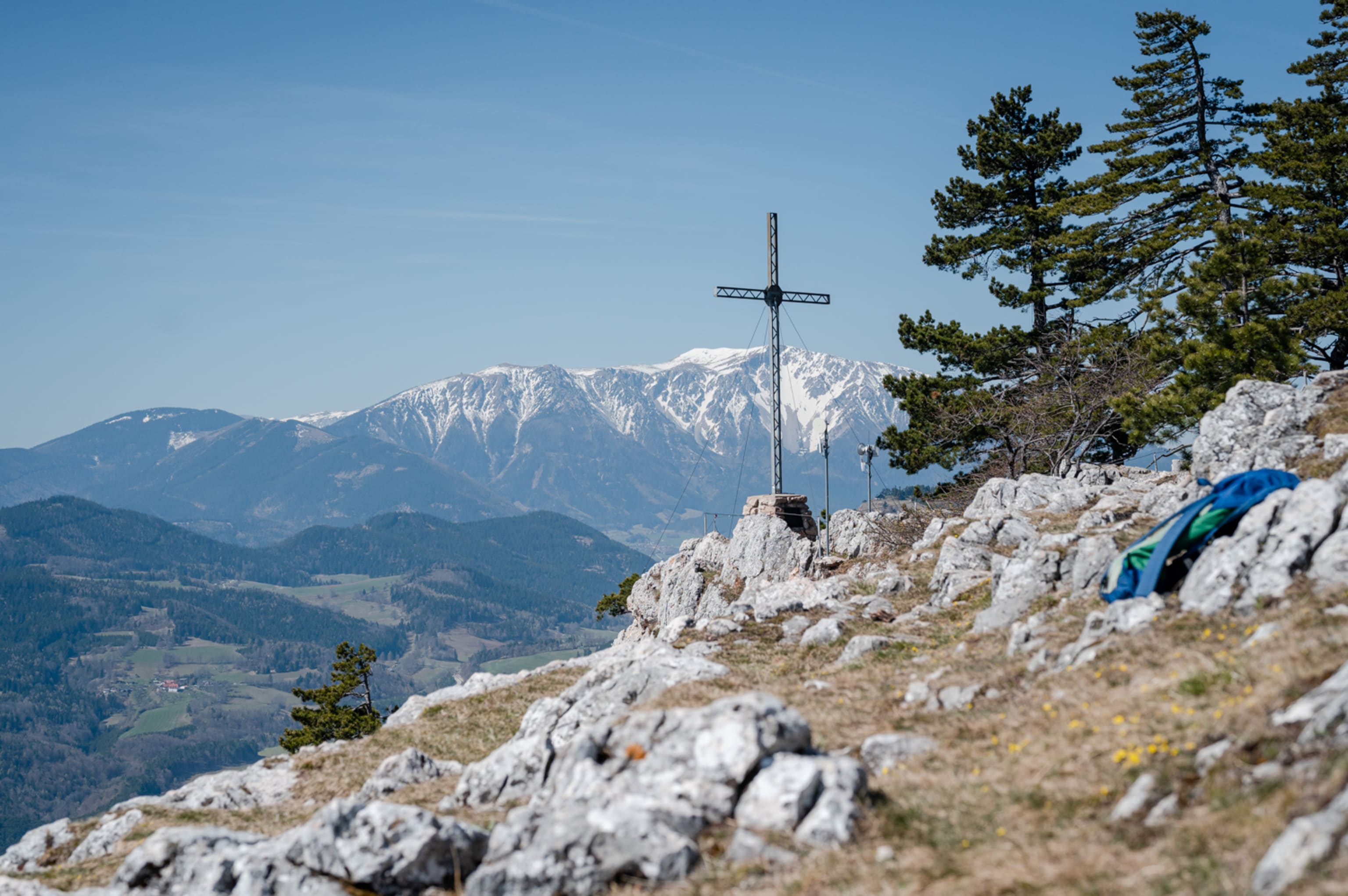 Wandern mit Schneebergblick Rucksack auf der Hohen Wand mit Schneeberg im Hintergrund