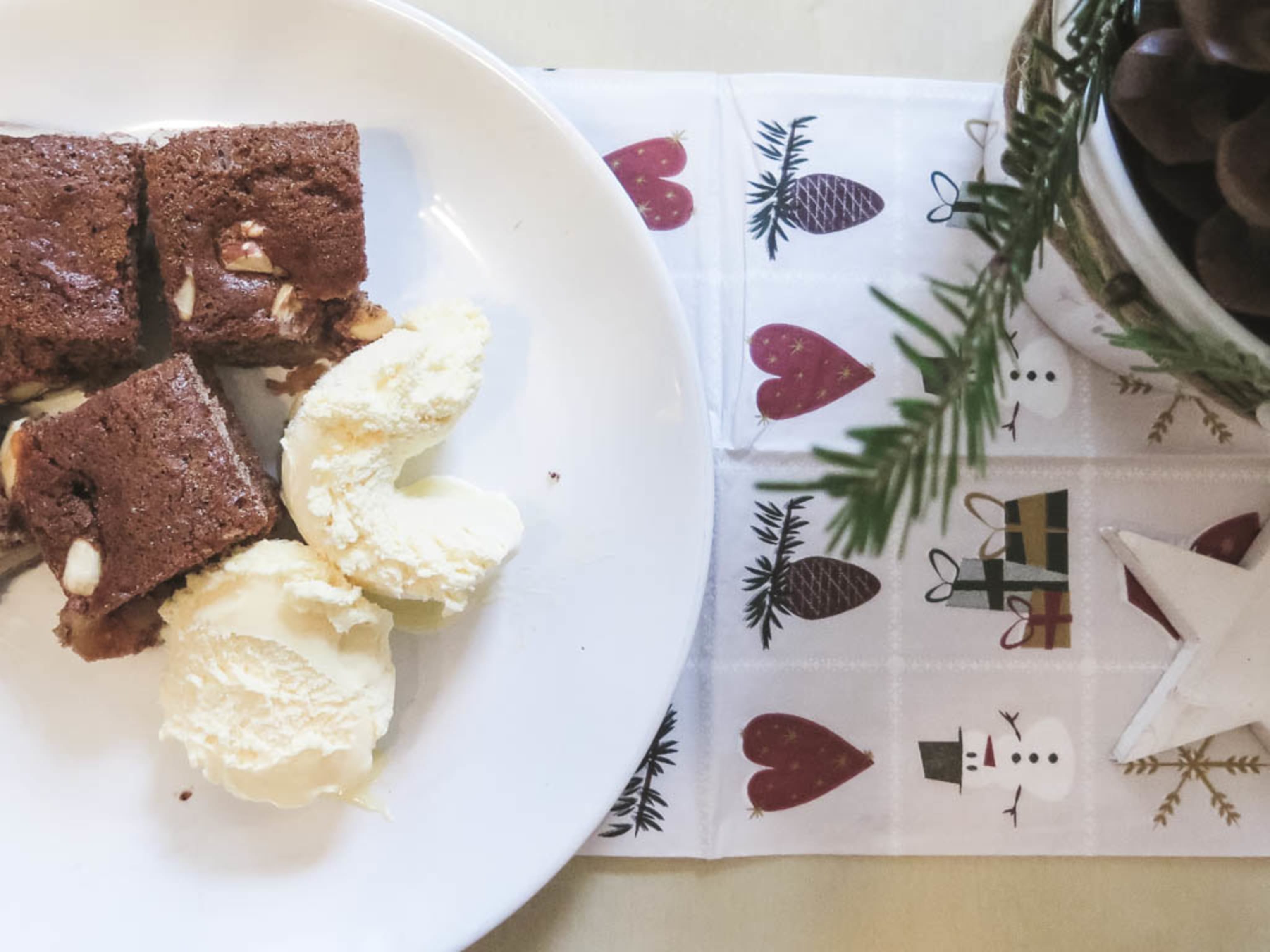 Birnen Lebkuchen Brownies mit Vanilleeis