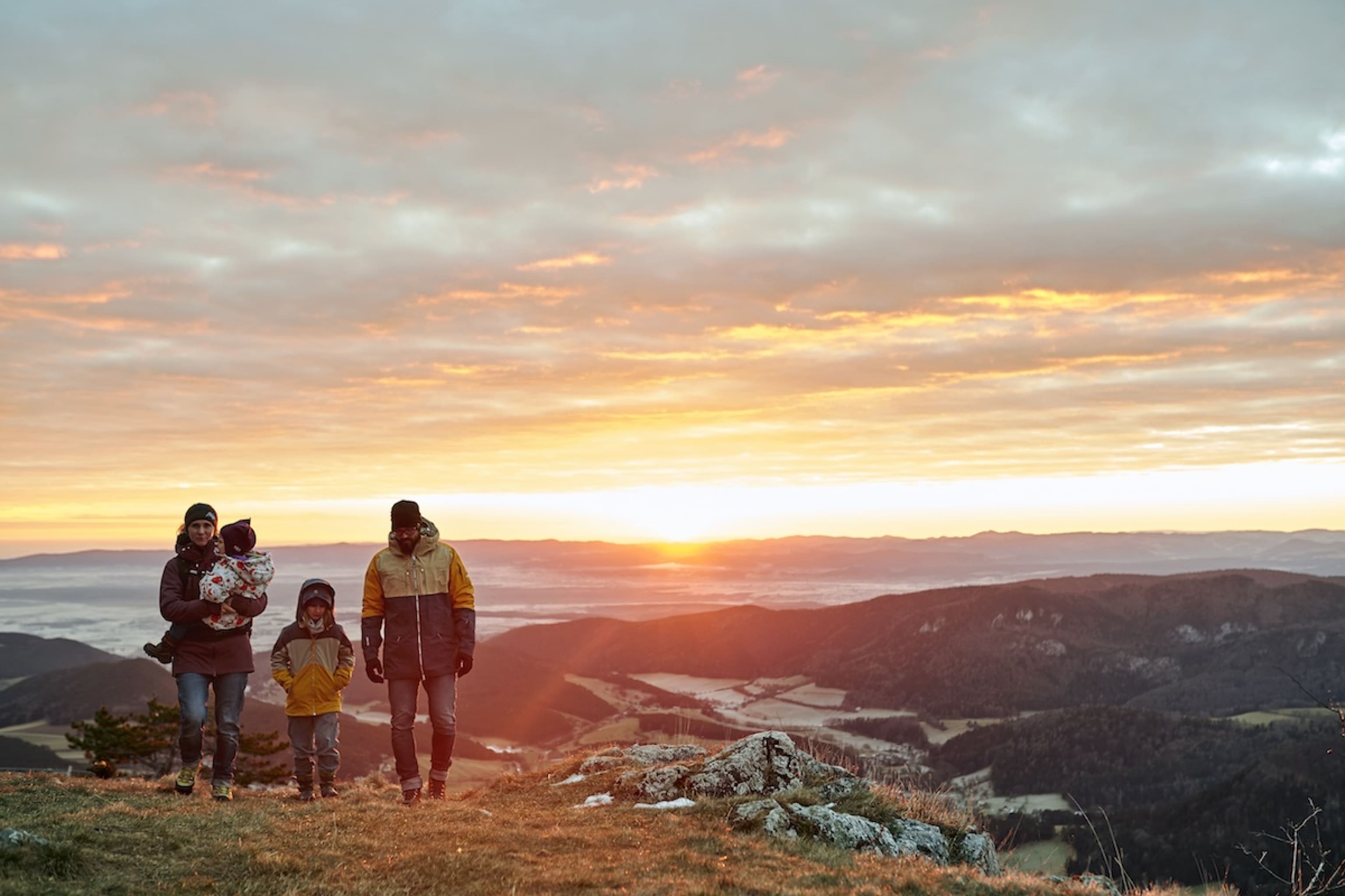 Familie auf der Hohen Wand bei Sonnenuntergang