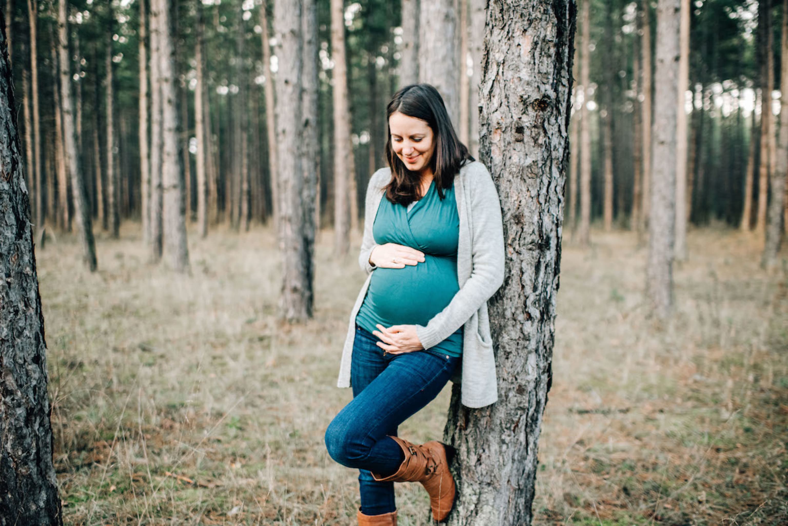 Claudia mit Babybauch im Wald