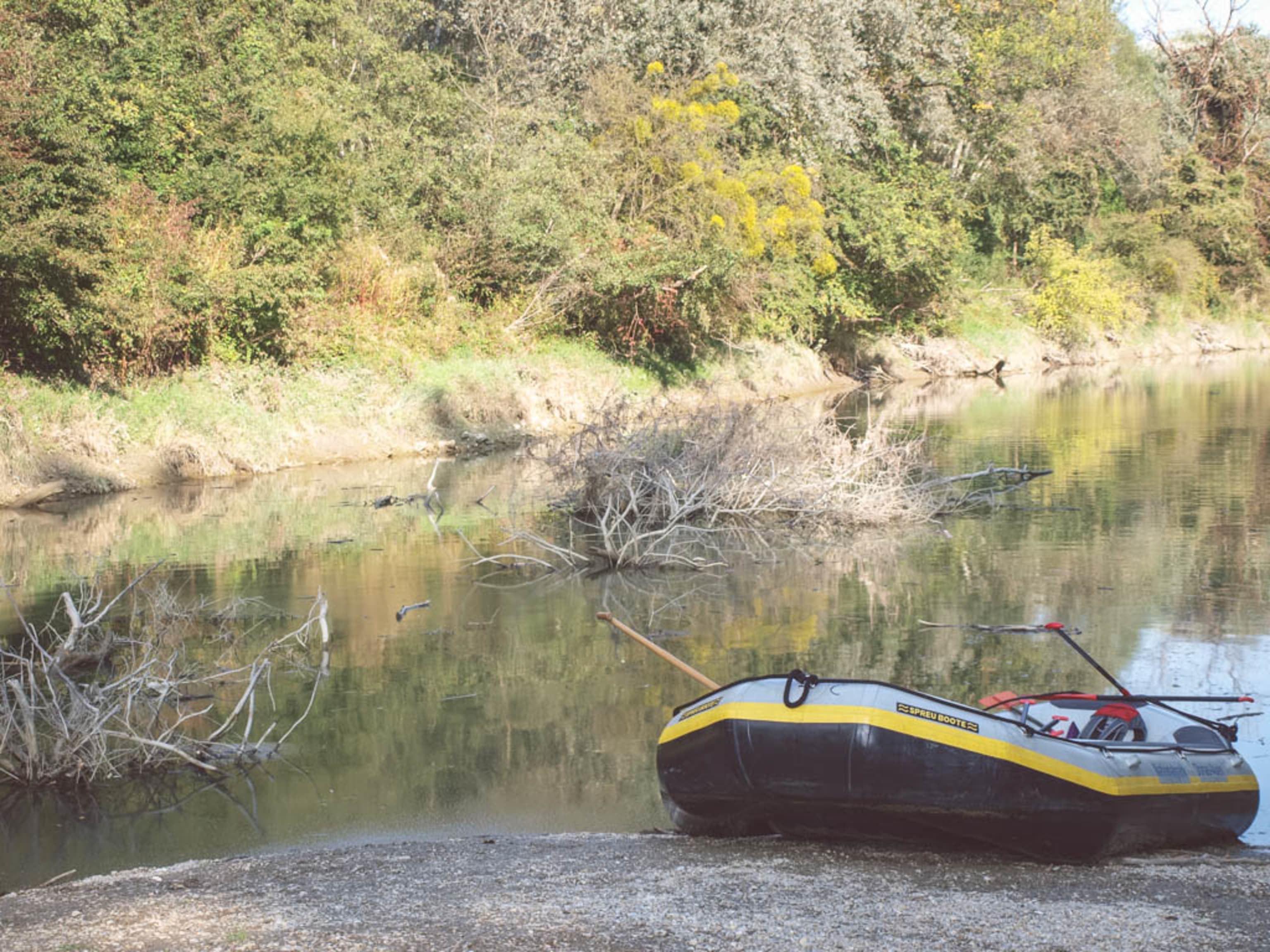 Schlauchboot in den Donau Auen