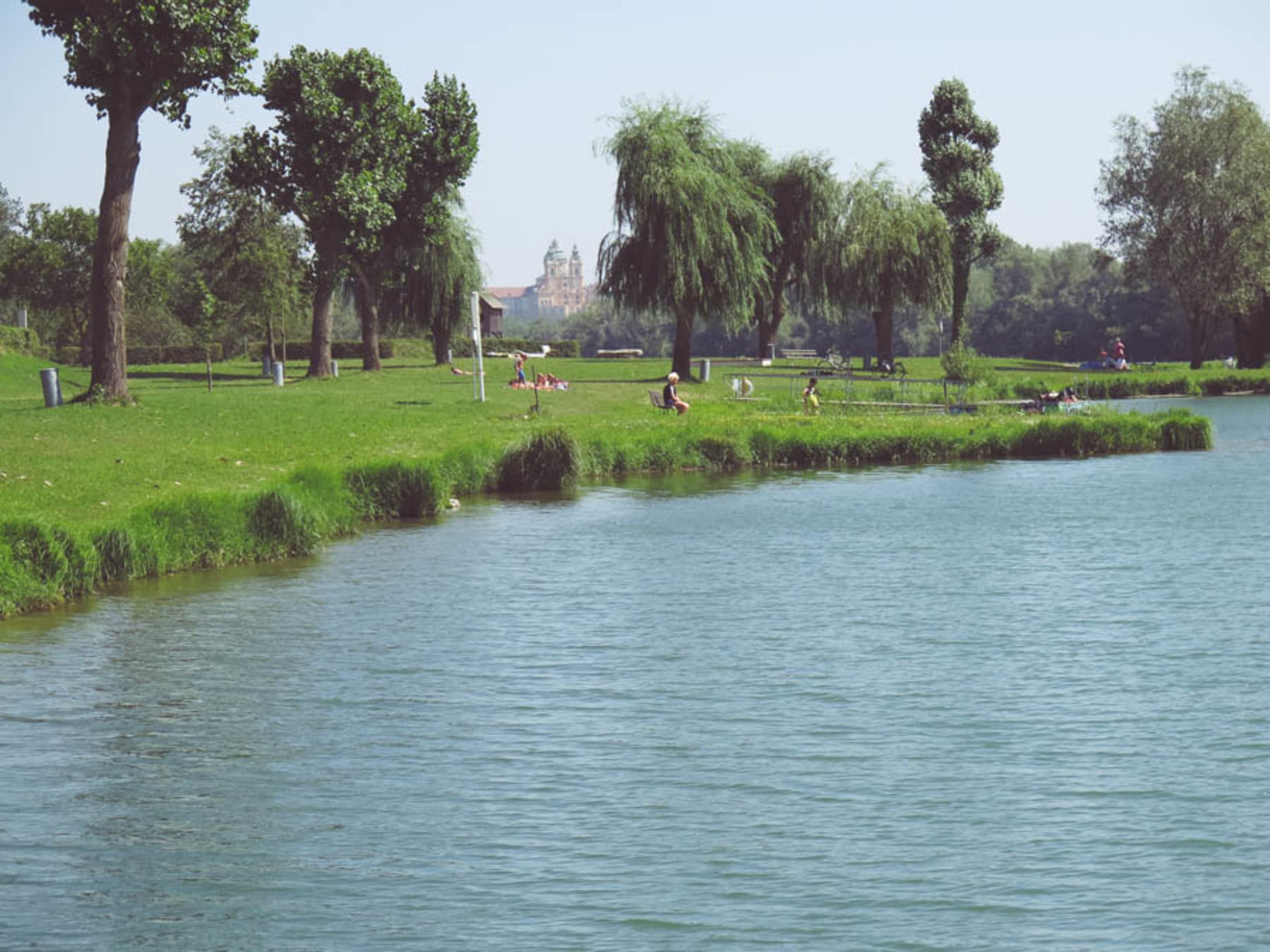 Donausee Weitenegg mit Blick auf Stift Melk und die Liegewiese