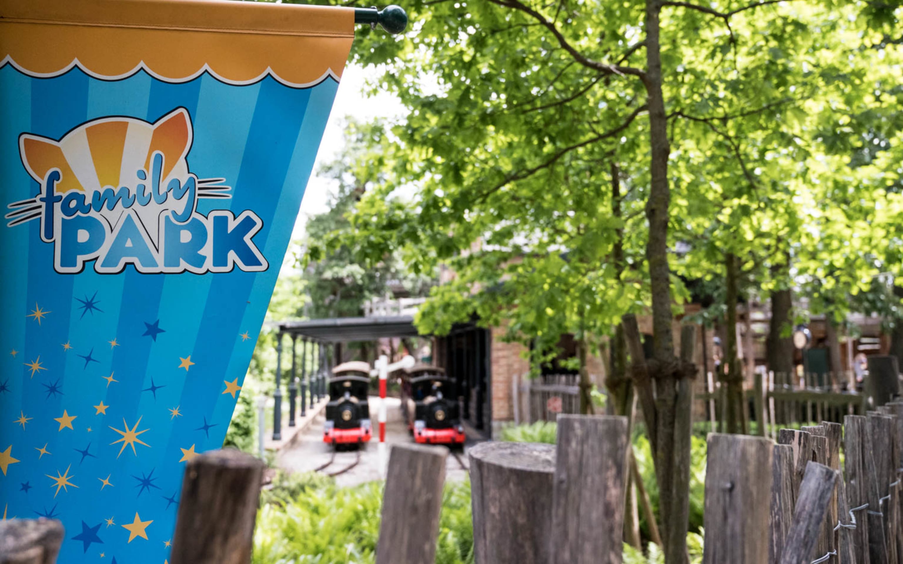 Family Park Fahne mit Zug im Hintergrund