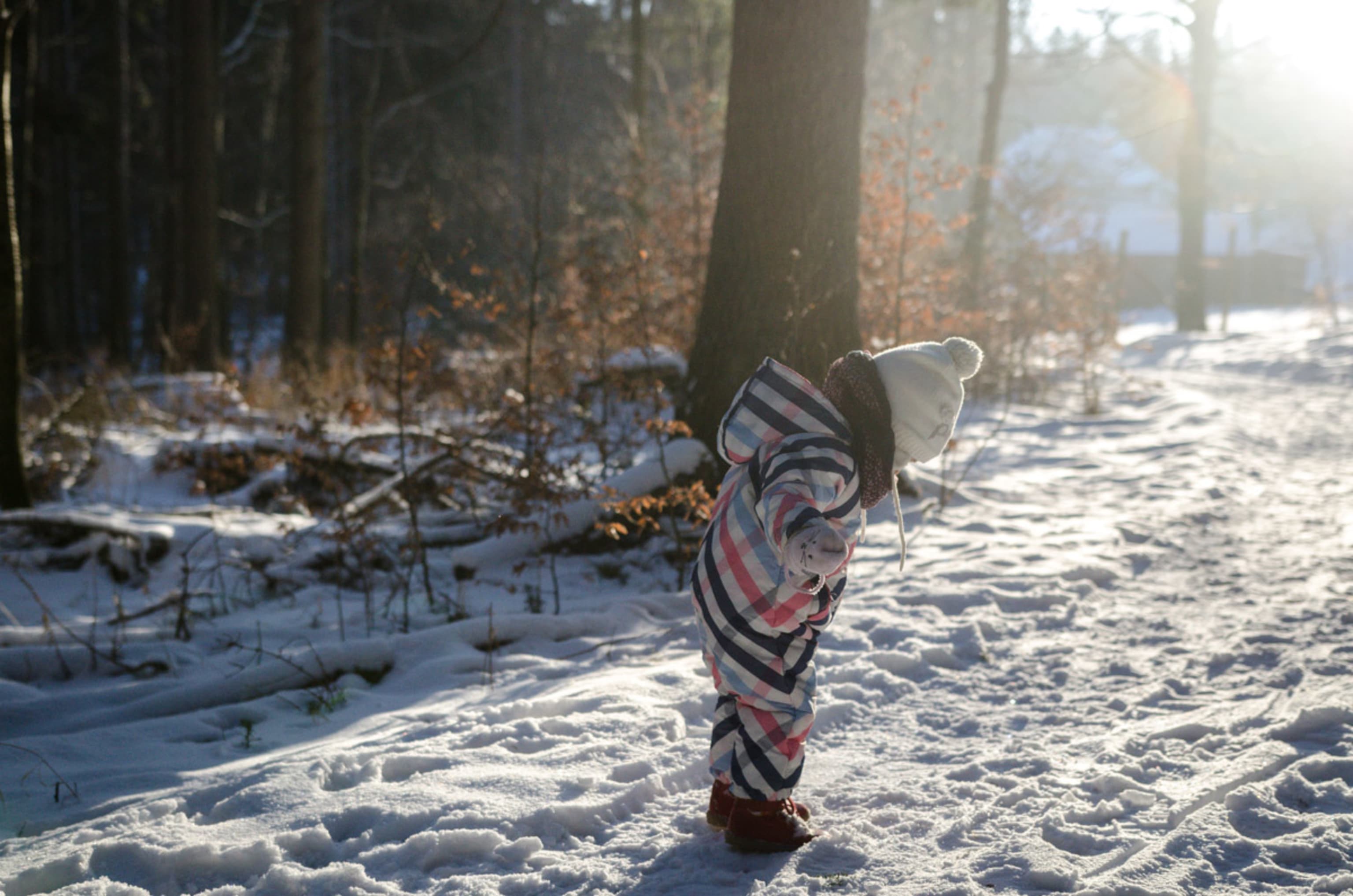 Kleinkind im Schnee