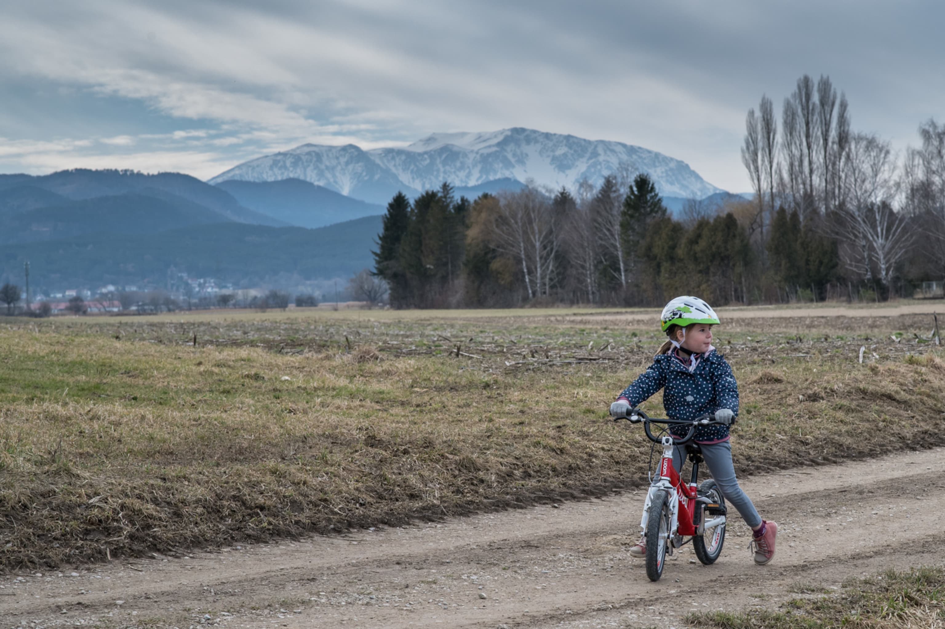Kind mit Fahrrad auf einem Feldweg