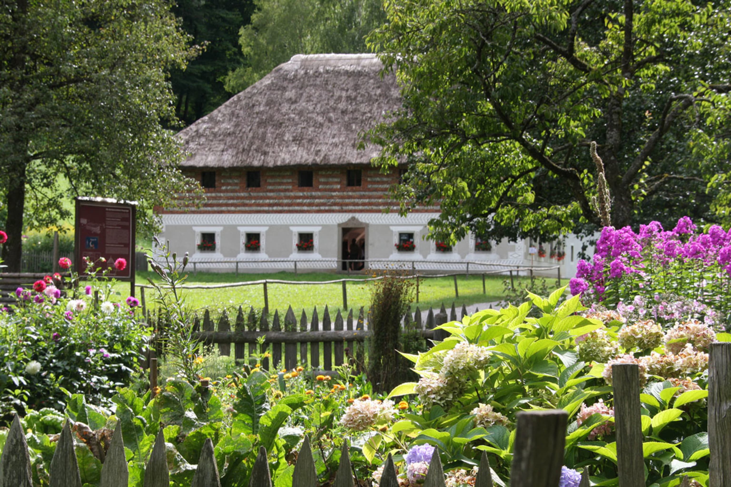 Bauerngarten mit Bauernhaus im Freilichtmuseum Stübing