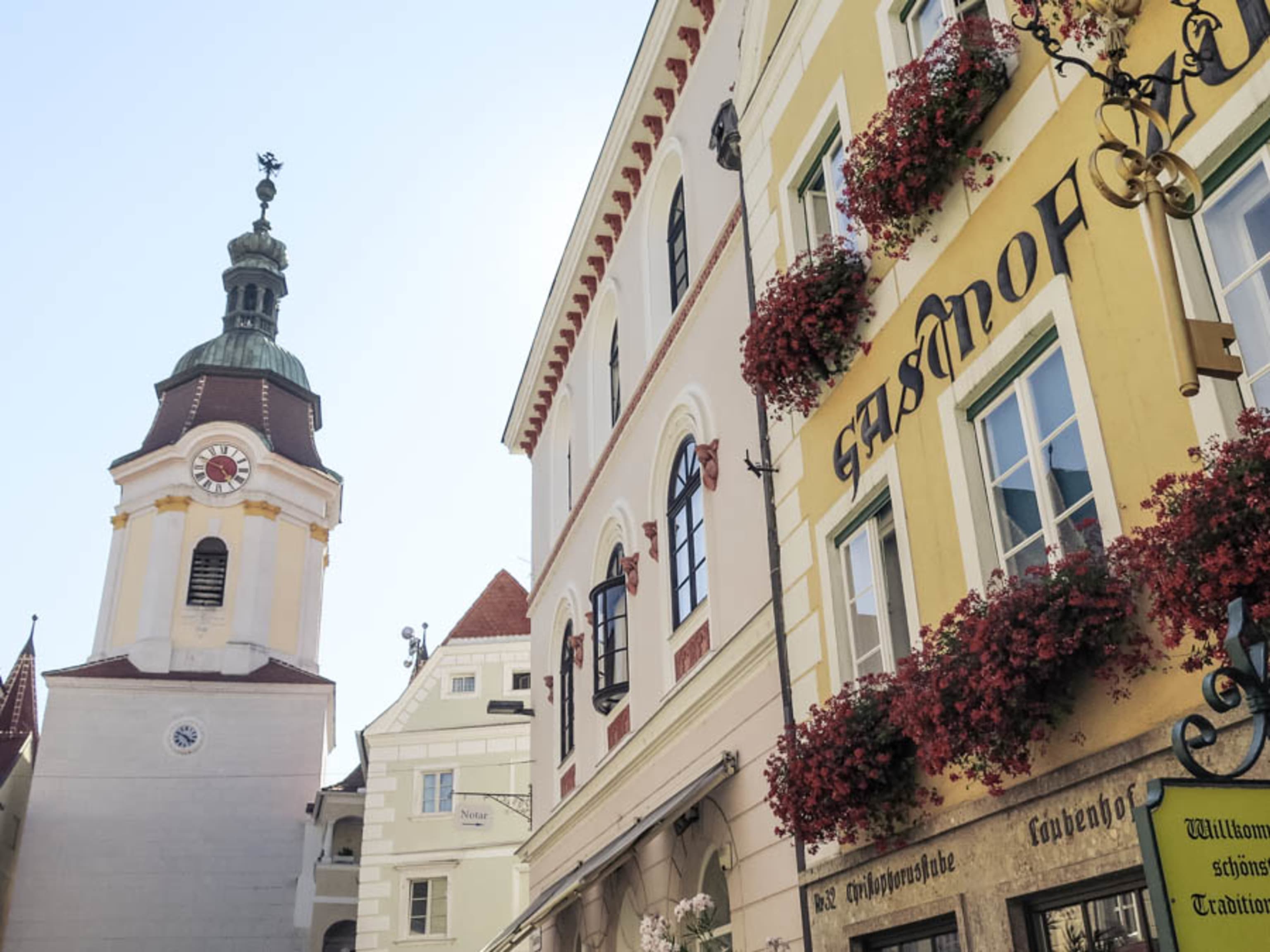Blick auf die Fassaden und das Stadttor von Krems