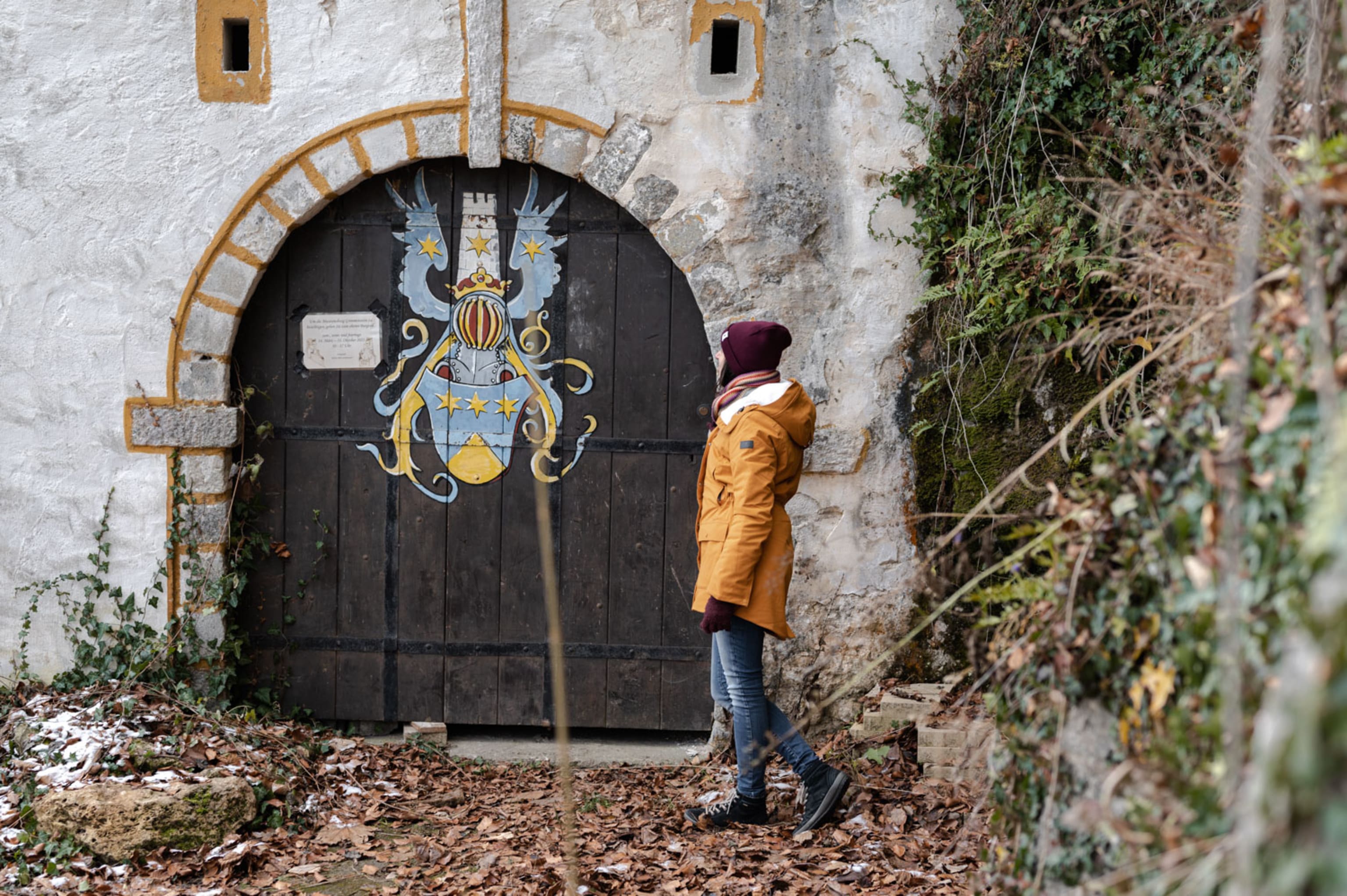 Tor bei der Burg Grimmenstein bei der Winterwanderung am Kulmriegel