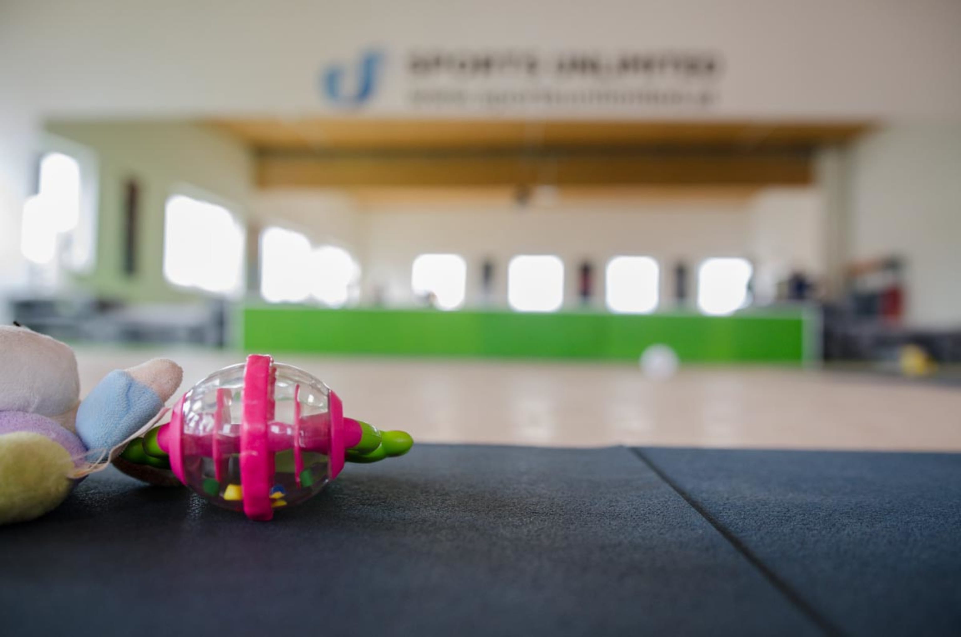Mama Workout mit Barbara Spritzendorfer, Detail Babyspielzeug auf Sportmatte