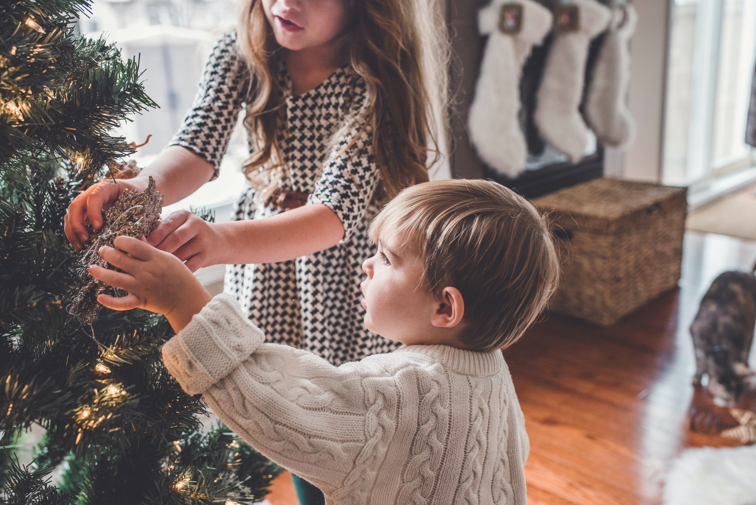 Kinder vor dem Christbaum