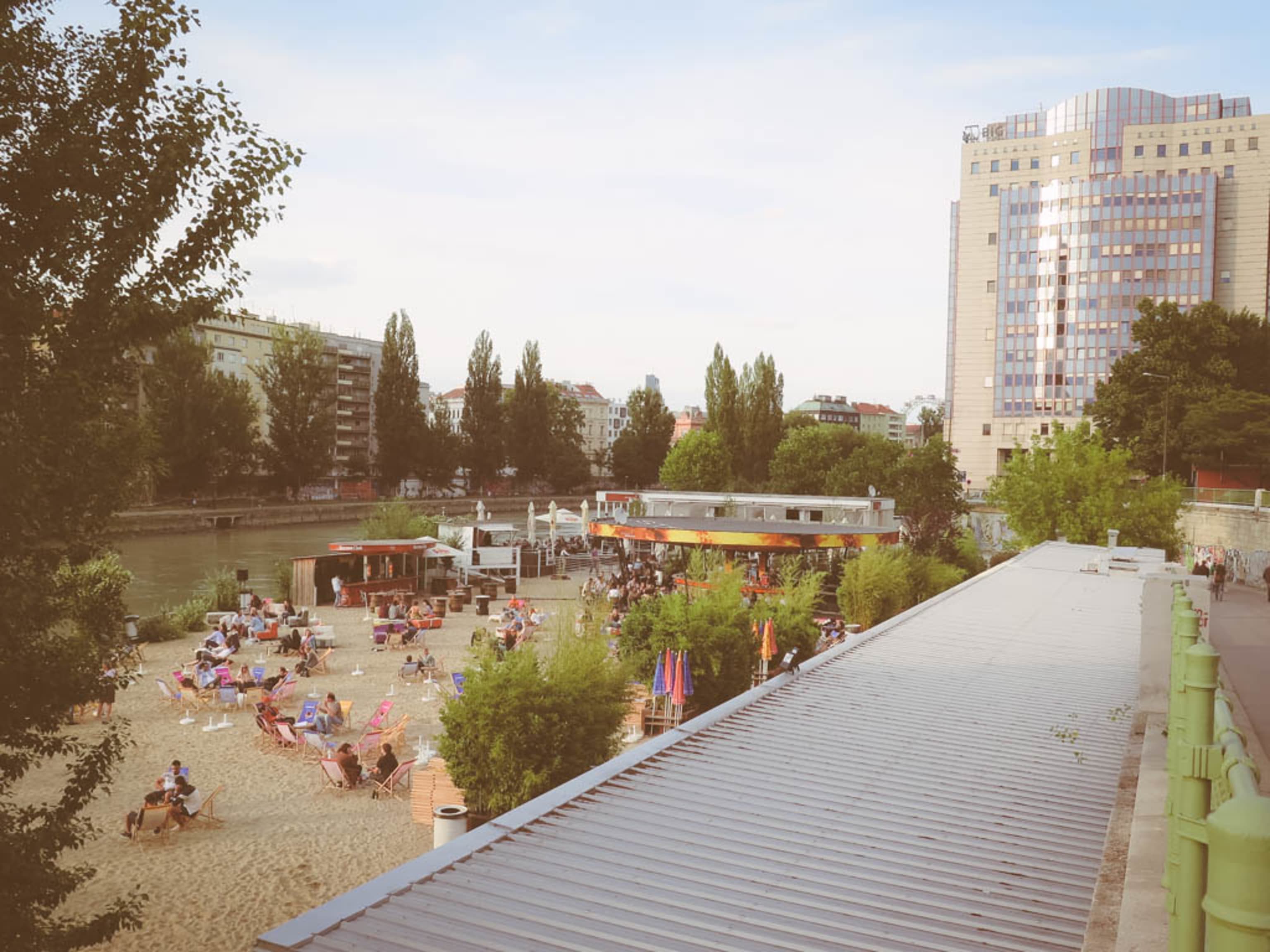 Strandbar Herrmann, Strand mit Donaukanal im Hintergrund
