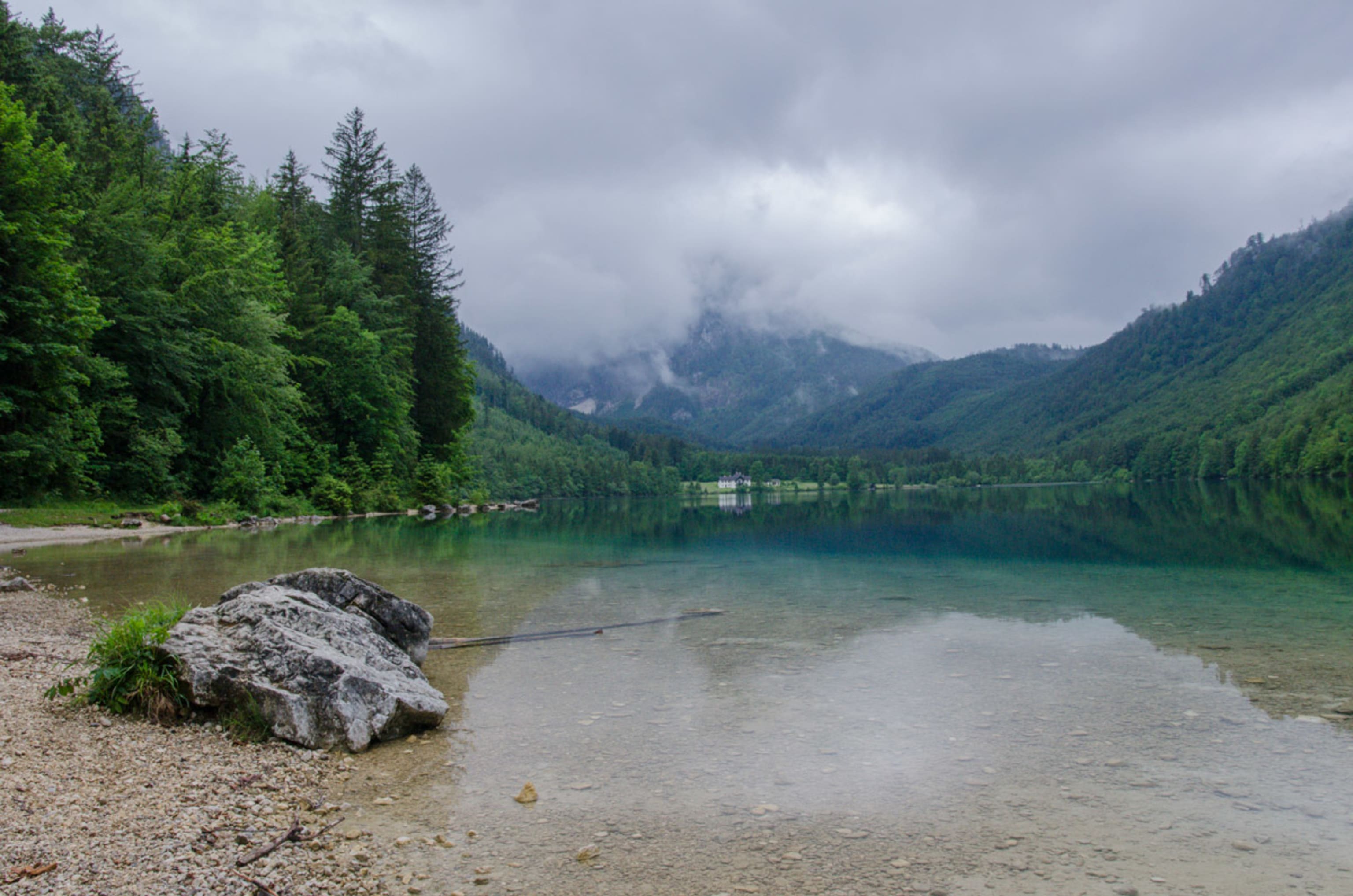 Ufer des Vorderen Langbathsee am Ausgangspunkt der Wanderung