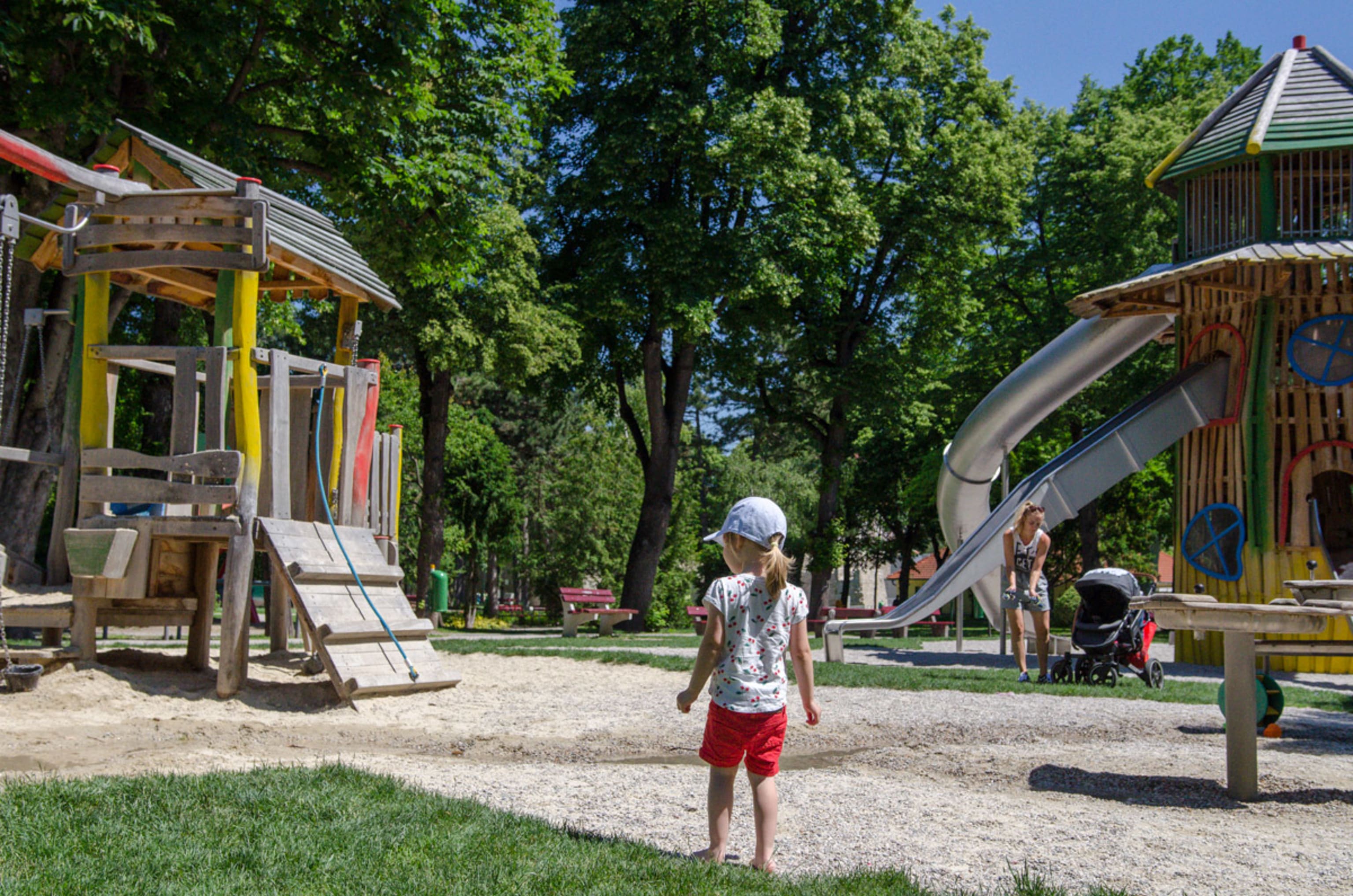 Kind im Stadtpark Wiener Neustadt