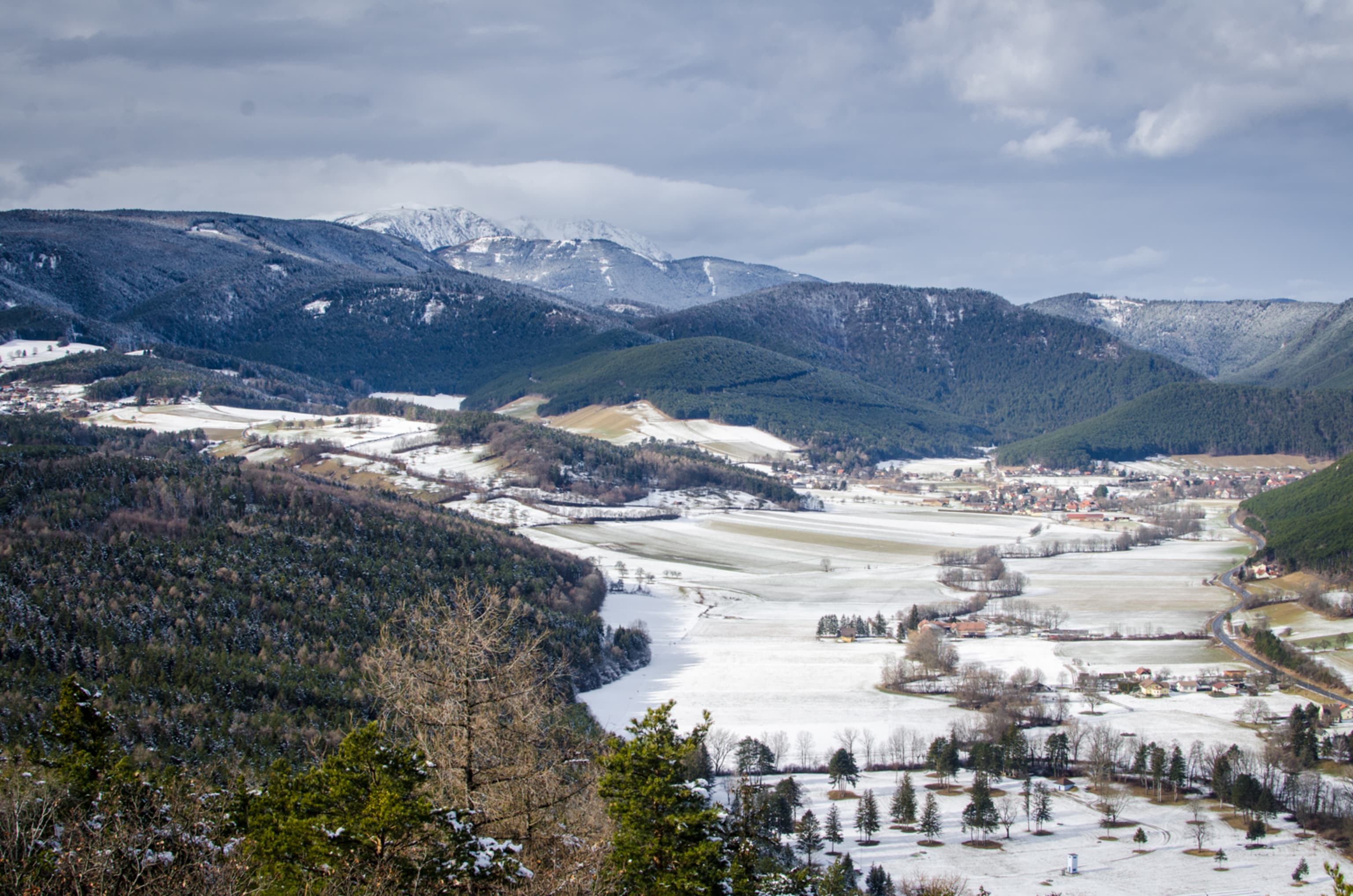Ausblick von der Gfiederwarte bei Ternitz auf die Winterlandschaft