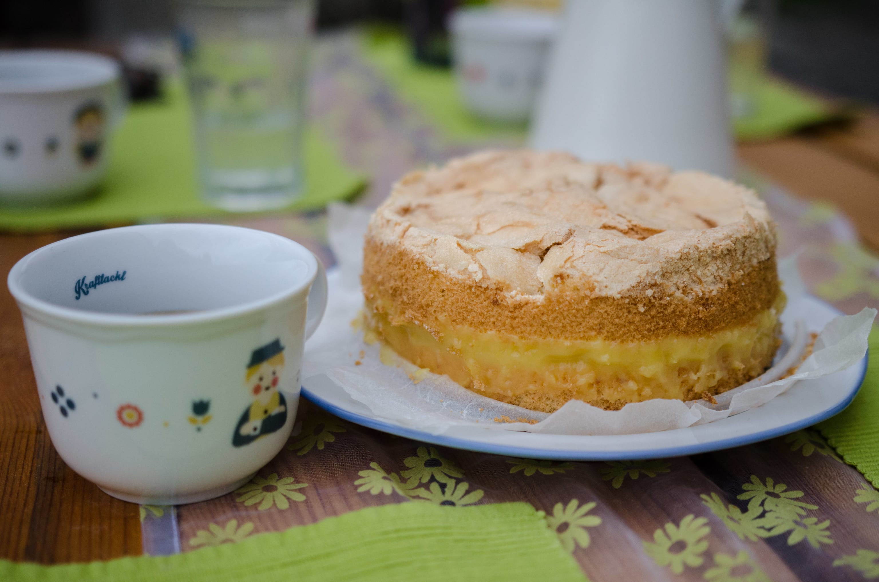 Zitronen Maracuja Torte mit Kaffeetasse