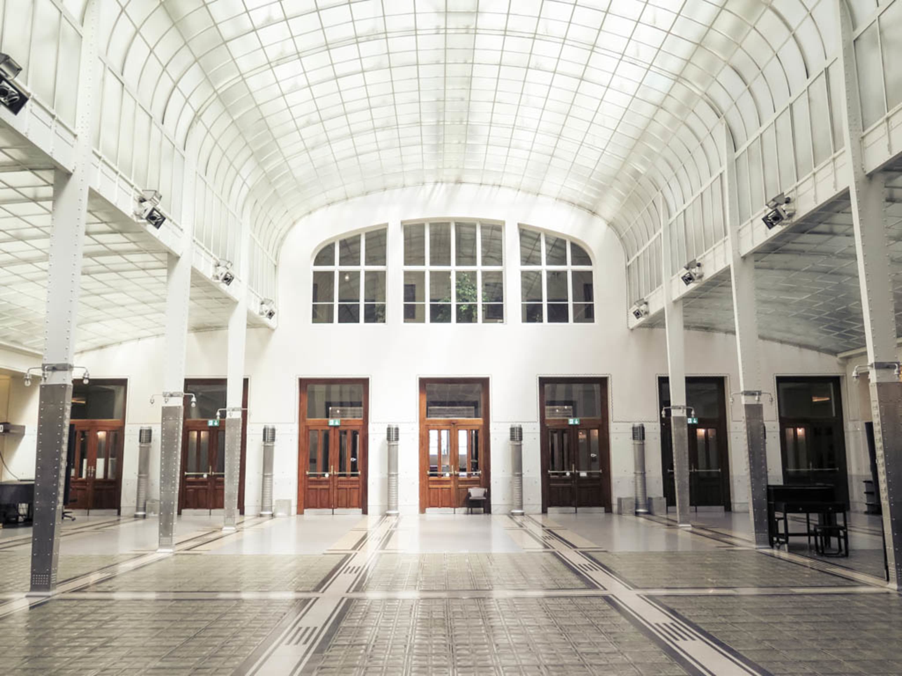 Einblick in den Kassensaal der Postsparkasse Wien