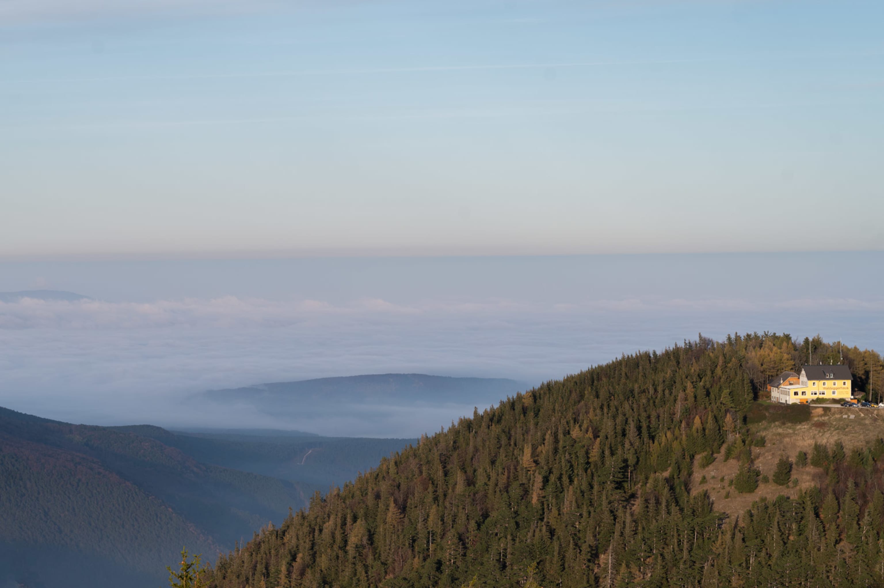November auf der Hohen Wand, Aussichtsturm über dem Nebel