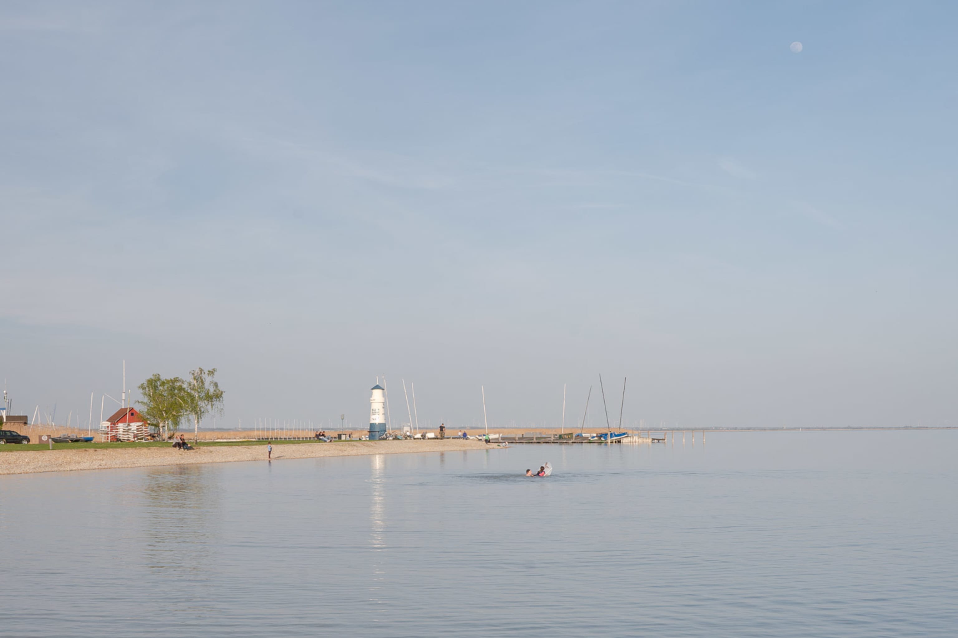 Blick auf den Neusiedler See und den Leuchtturm im Seebad Breitenrbunn