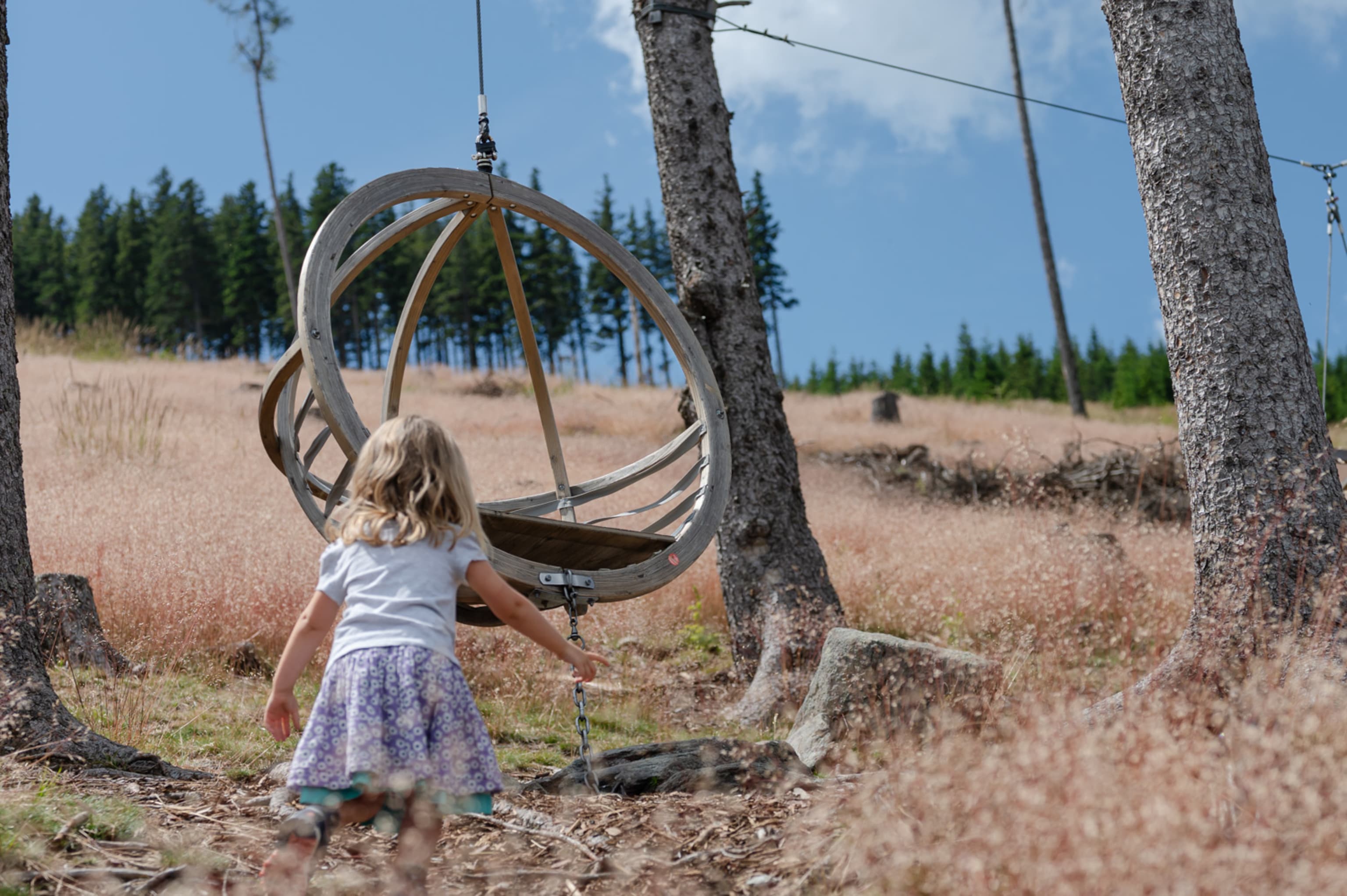Schaukelweg Mönichkirchen, Kind läuft zu Schaukel