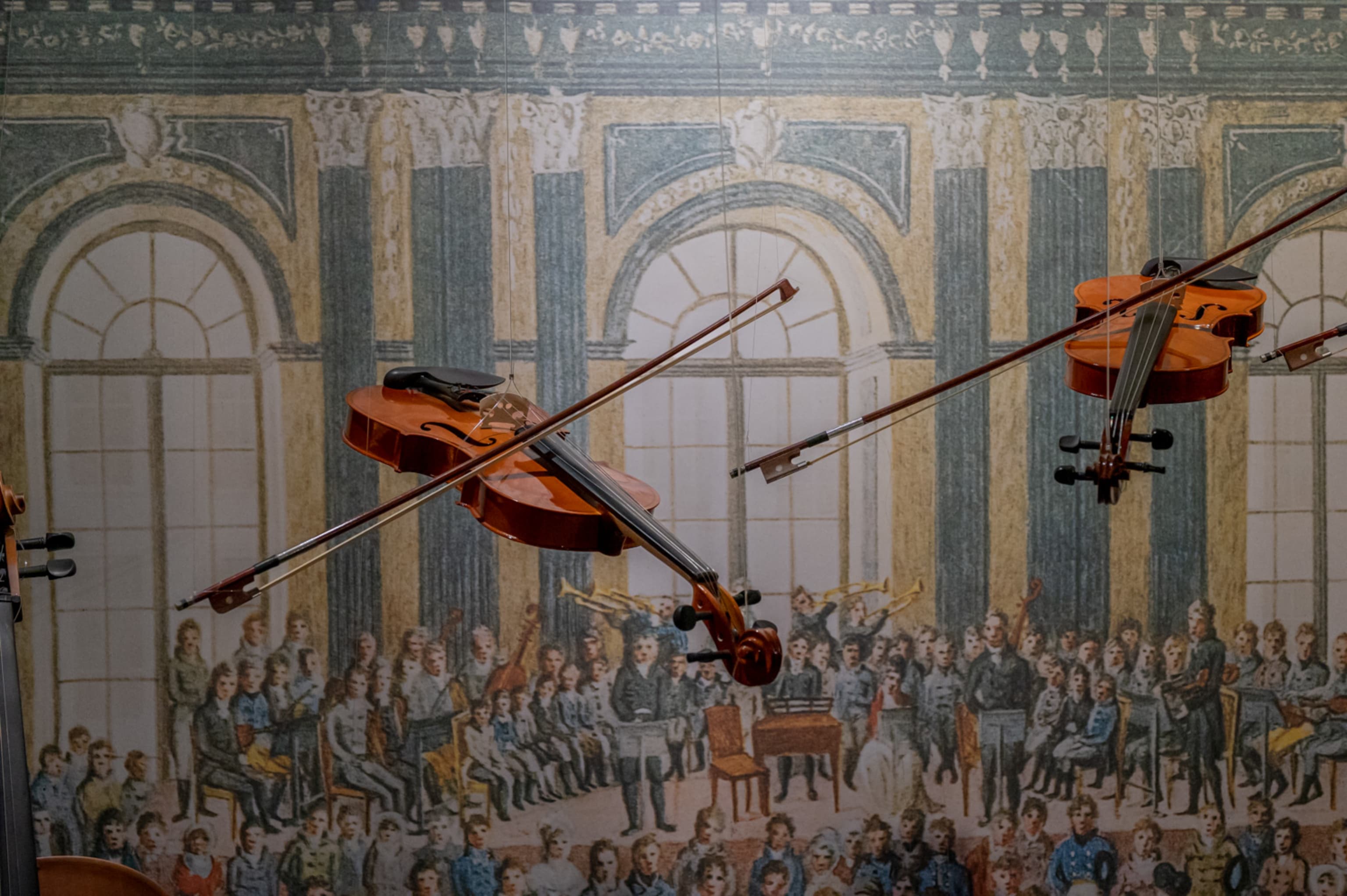 Haus der Musik, Detail eines Ausstellungsraum, zwei Geigen