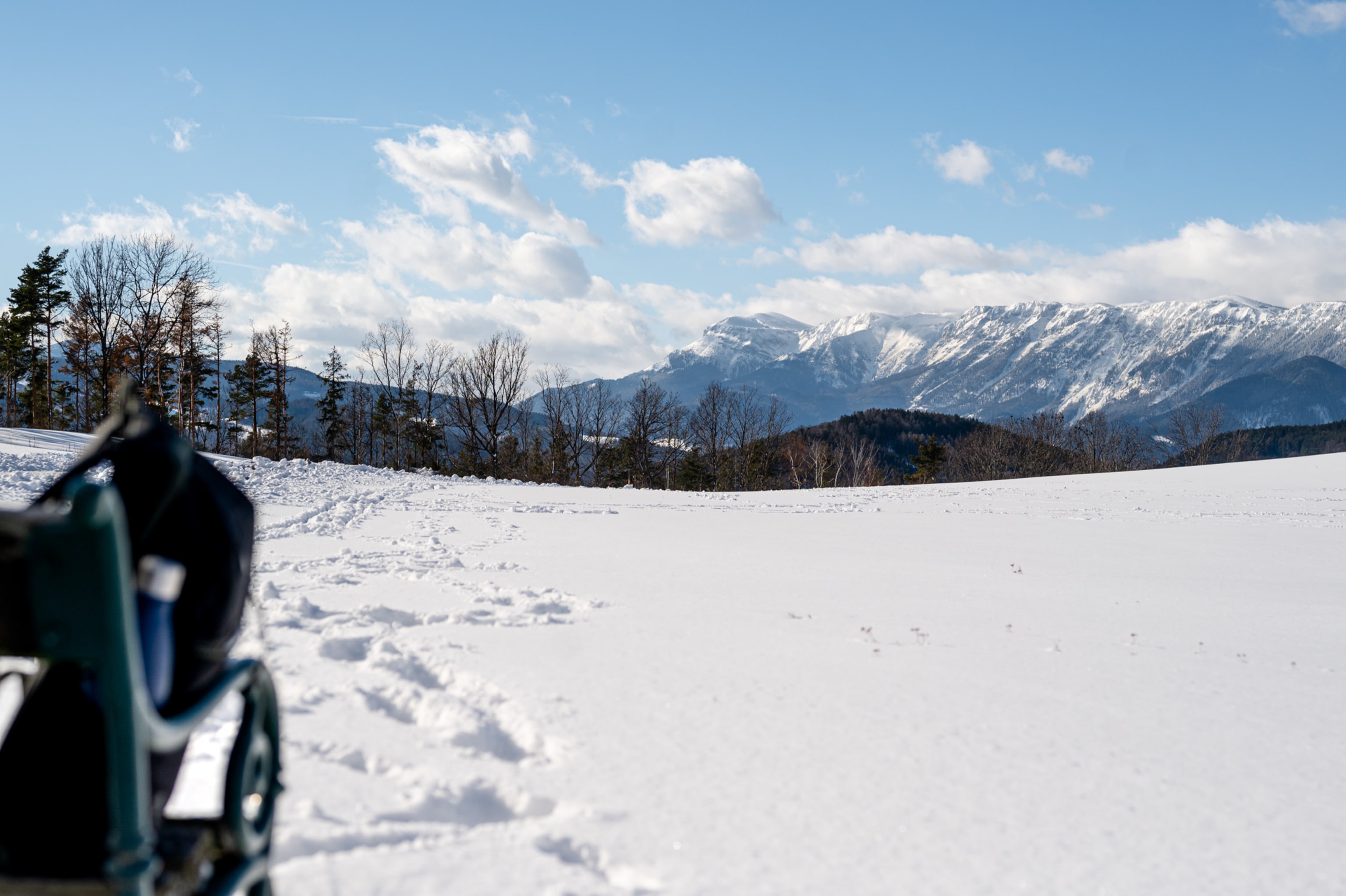 Rucksack vor Winterlandschaft bei Prigglitz