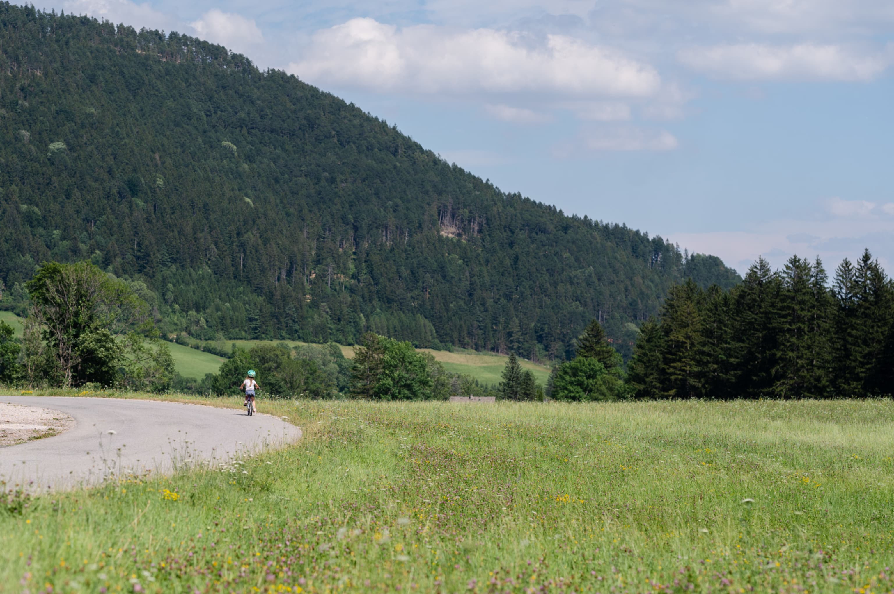 Mädchen fährt Rad in Puchberg am Schneeberg