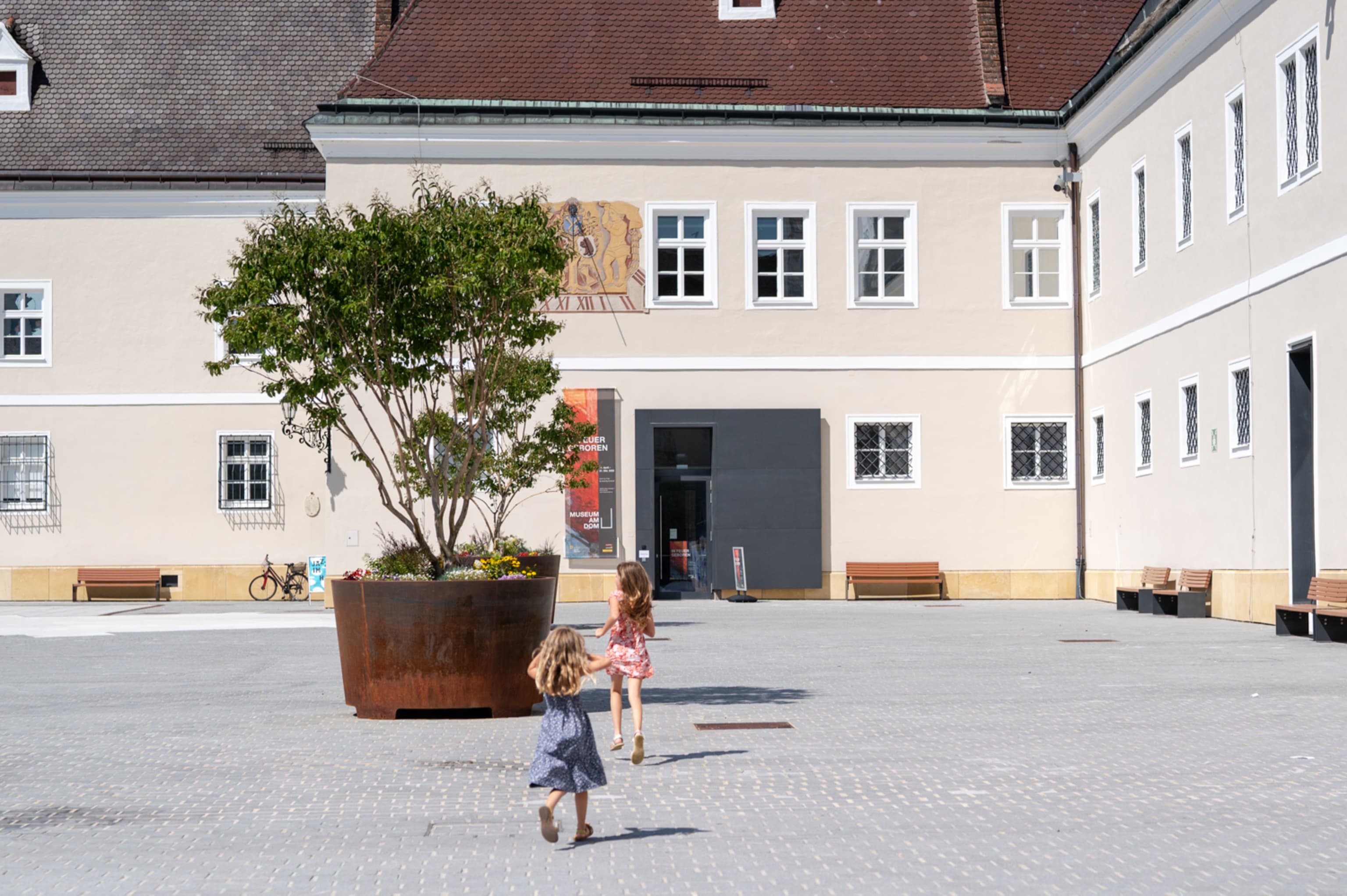 Kinder laufen zum Eingang beim Museum am Dom, St. Pölten
