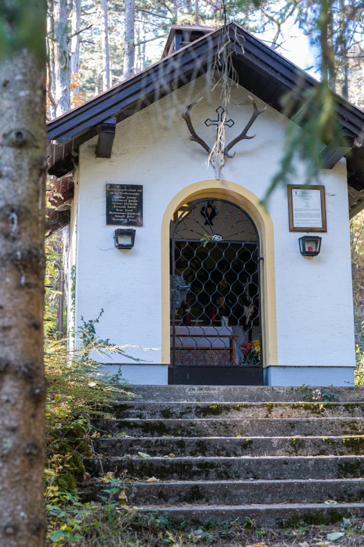 Hubertuskapelle am Grössenberg, Wanderung in Richtung Wanderparkplatz Bad Fischau