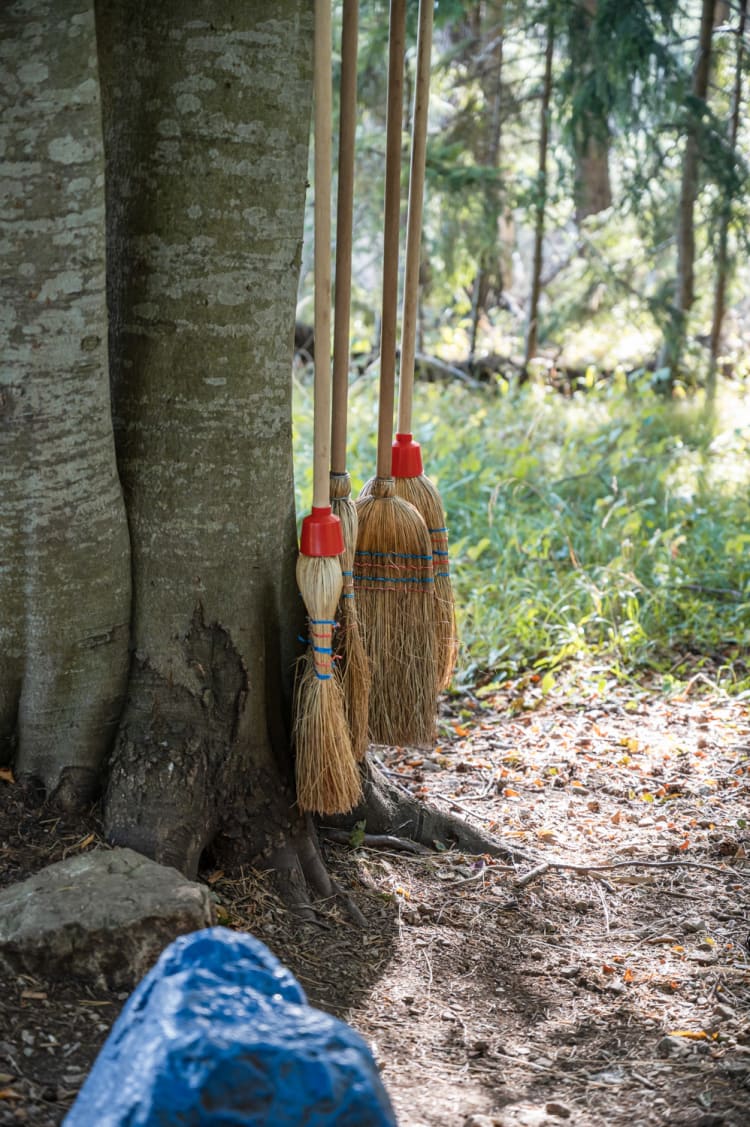 Hexenbesen für Besenwetterrennen im Hexenwald auf der Hohen Wand