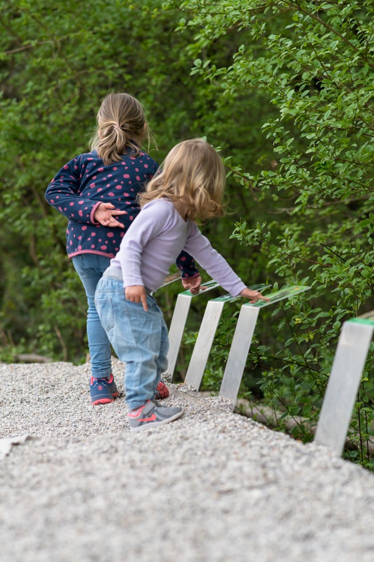 Kinder am Naturlehrpfad Katzelsdorf bei einer Mitmachstation