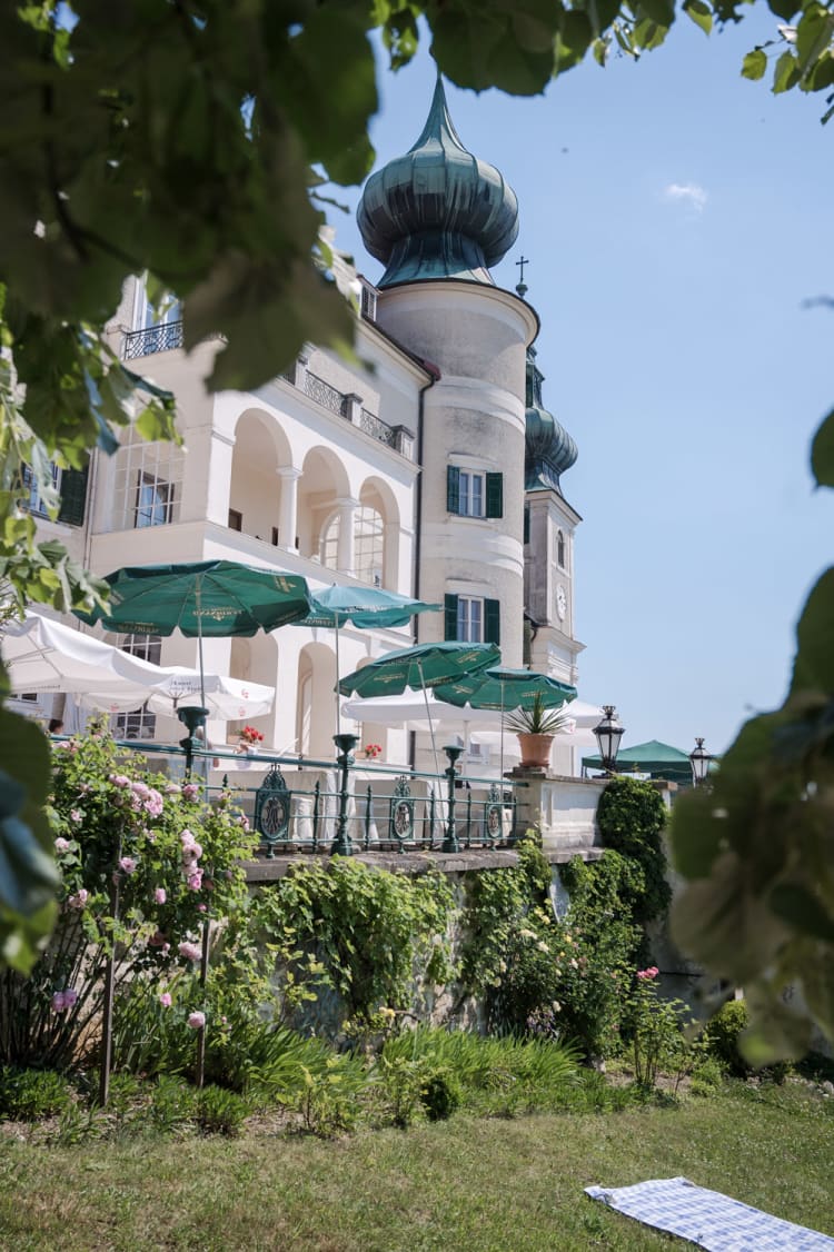 Schloss Artstetten Blick auf die Schlossterrasse mit Picknickdecke