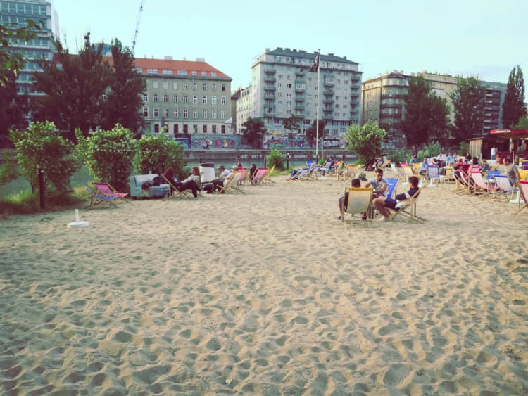 Strandbar Herrmann, Sandstrand am Donaukanal