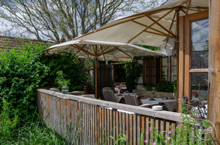 Terrasse beim Triad, Frühstück beim Wiener Alpen Bett