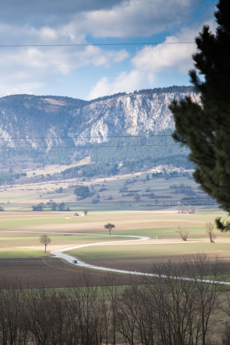 Blick auf die Hohe Wand vom Winzendorf Rundwanderweg C rund um den Mitterberg