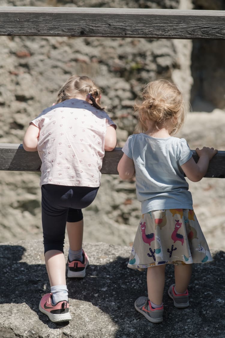 Kinder vor Felsmauern der Ruine Kirchschlag