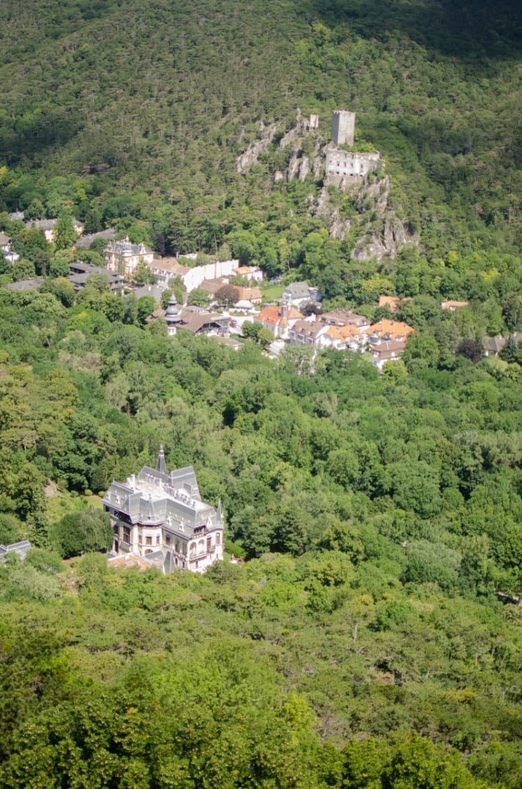 Aussicht beim Wandern auf die Ruine Rauhenstein