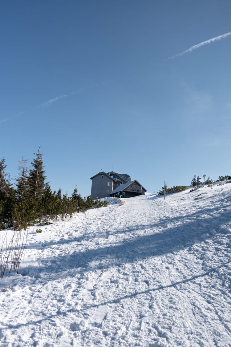 Rax, Blick aufs Ottohaus beim Schneeschuhwandern