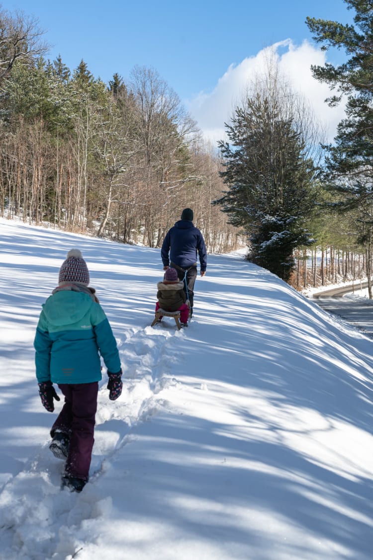 Familienwanderung im Schnee bei Prigglitz