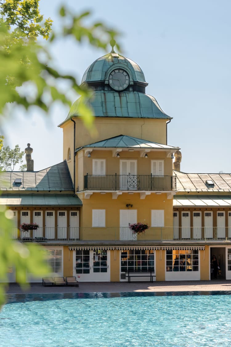 Fassade Thermalbad Bad Vöslau und blaues Becken