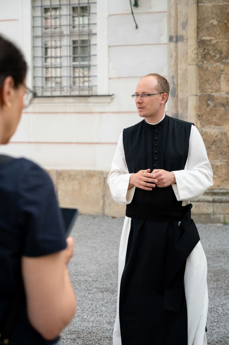 Mönch führt durchs Stift Heiligenkreuz