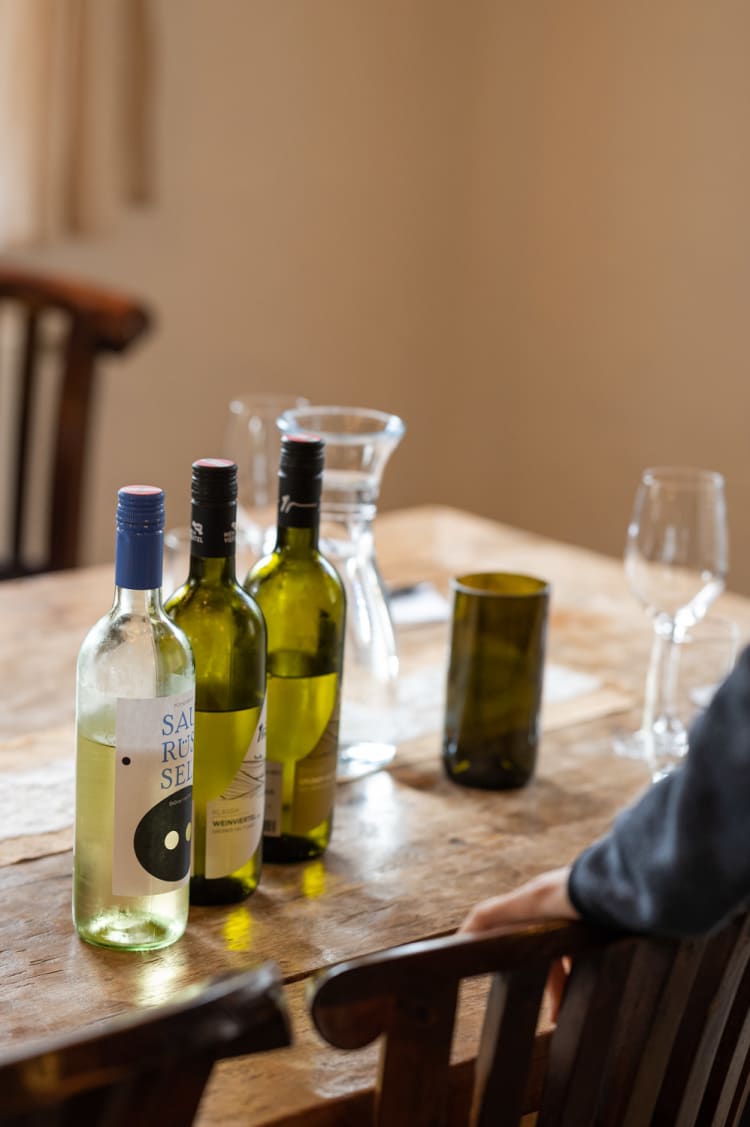 Weinflaschen bei der Weinverkostung im Weingut Neustifter