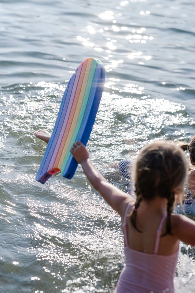 badende Kinder im Neufelder See