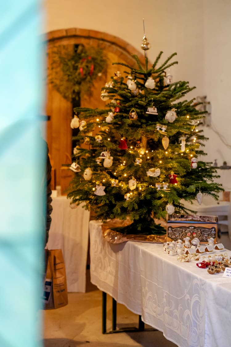 Blick in eines der Presshäuser am Kellergassenadvent in Hadres, mit Christbaum