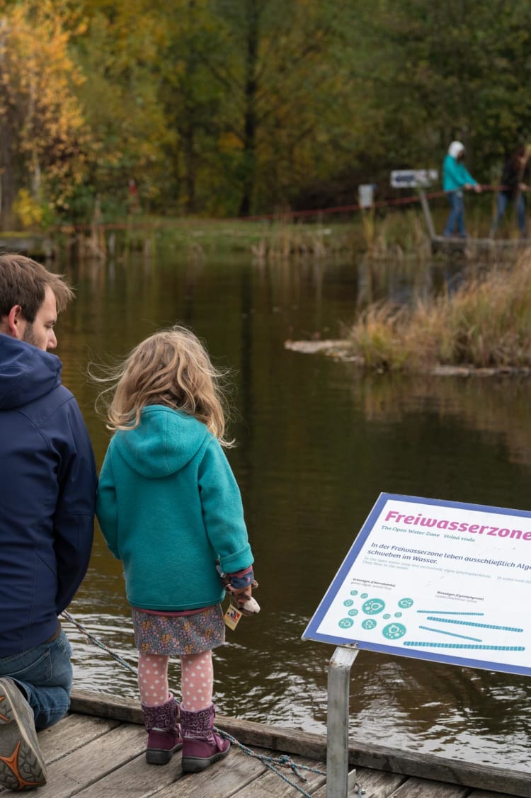 mit Kind im UnterWasserReich Schrems, Waldviertel, Teichgarten