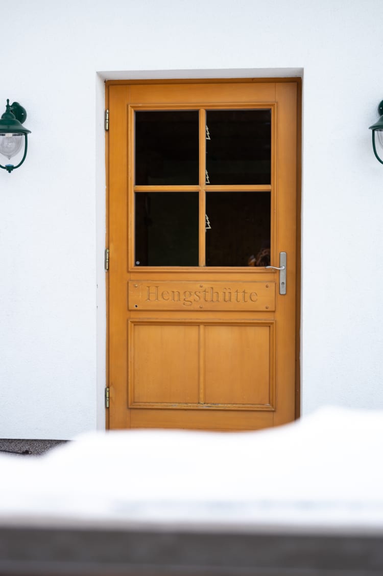 Tür mit Schnee, Hengsthütte am Schneeberg im Winter