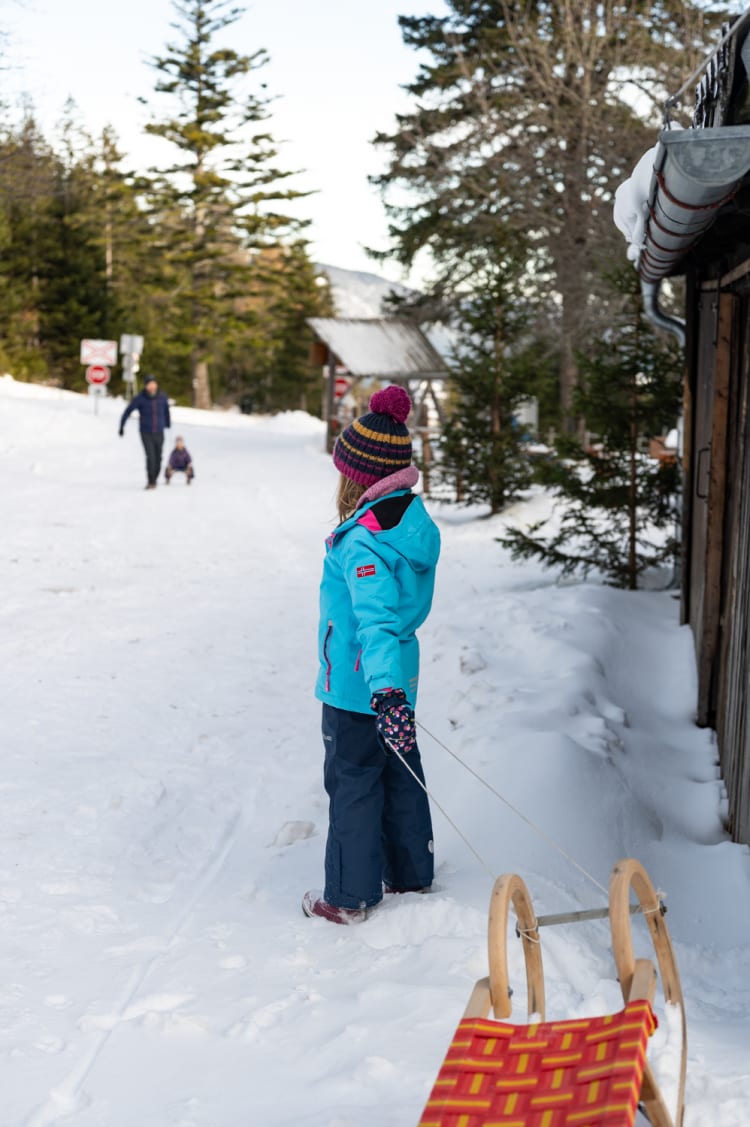 Kind mit Rodel vor der Hengsthütte in Puchberg am Schneeberg